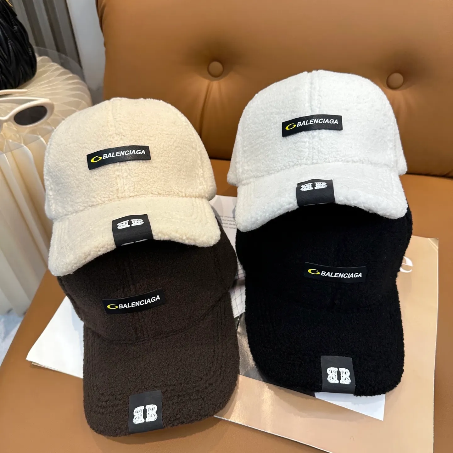 P56 Balenciaga ~ New autumn and winter lamb wool baseball cap ~ It is a perfect interpretation of the sweet and cool style. I love it so much❤️ The top is sexy and handsome. Both are online! No girl can refuse a fluffy item.