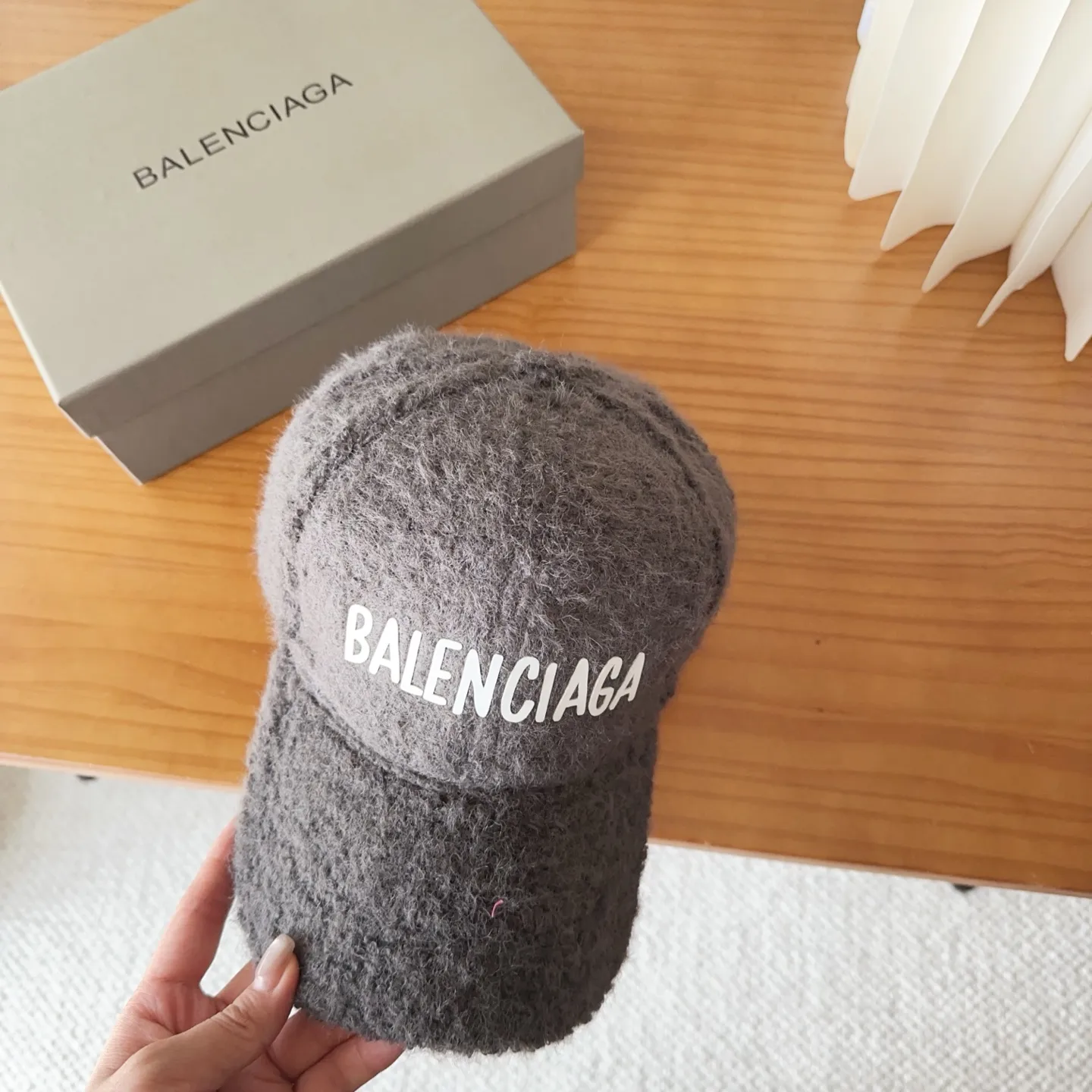 🉐️110 Balenciaga* baseball cap, classic trendy and cool style, so nice👍😍 It’s so good-looking that you don’t need it 😉 Huge-proof ❗️Versatile, ❗️Big enough to show off your face 😉