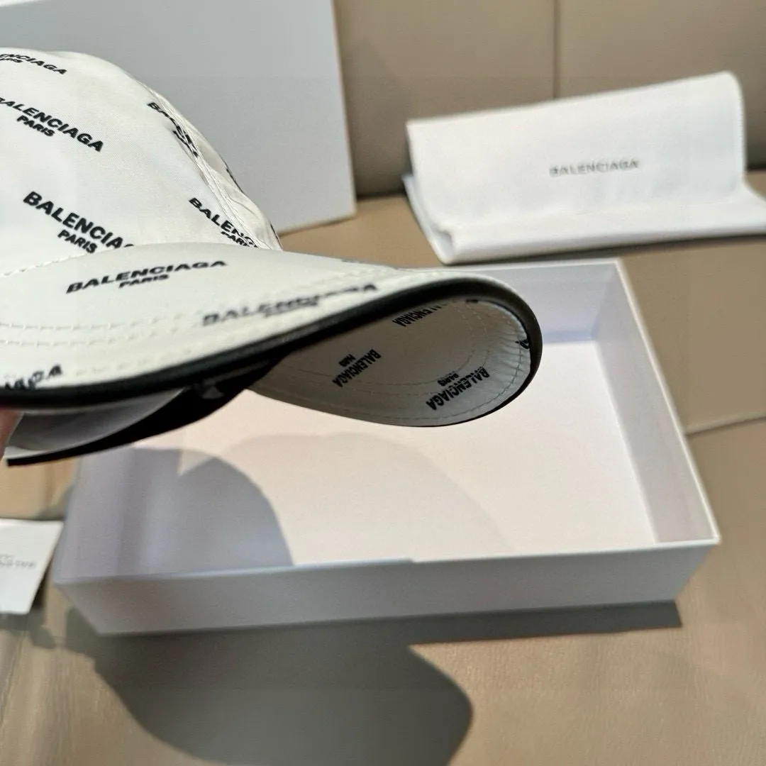 Batch 90, Balenciaga's classic original baseball cap, 1:1 mold opening and customization at the counter, original silk screen satin fabric + first layer of cowhide, pure cotton lining, light and breathable, simple and elegant! Basic head circumference is 56cm, the patch is adjustable, suitable for both men and women, a must-have for all seasons!