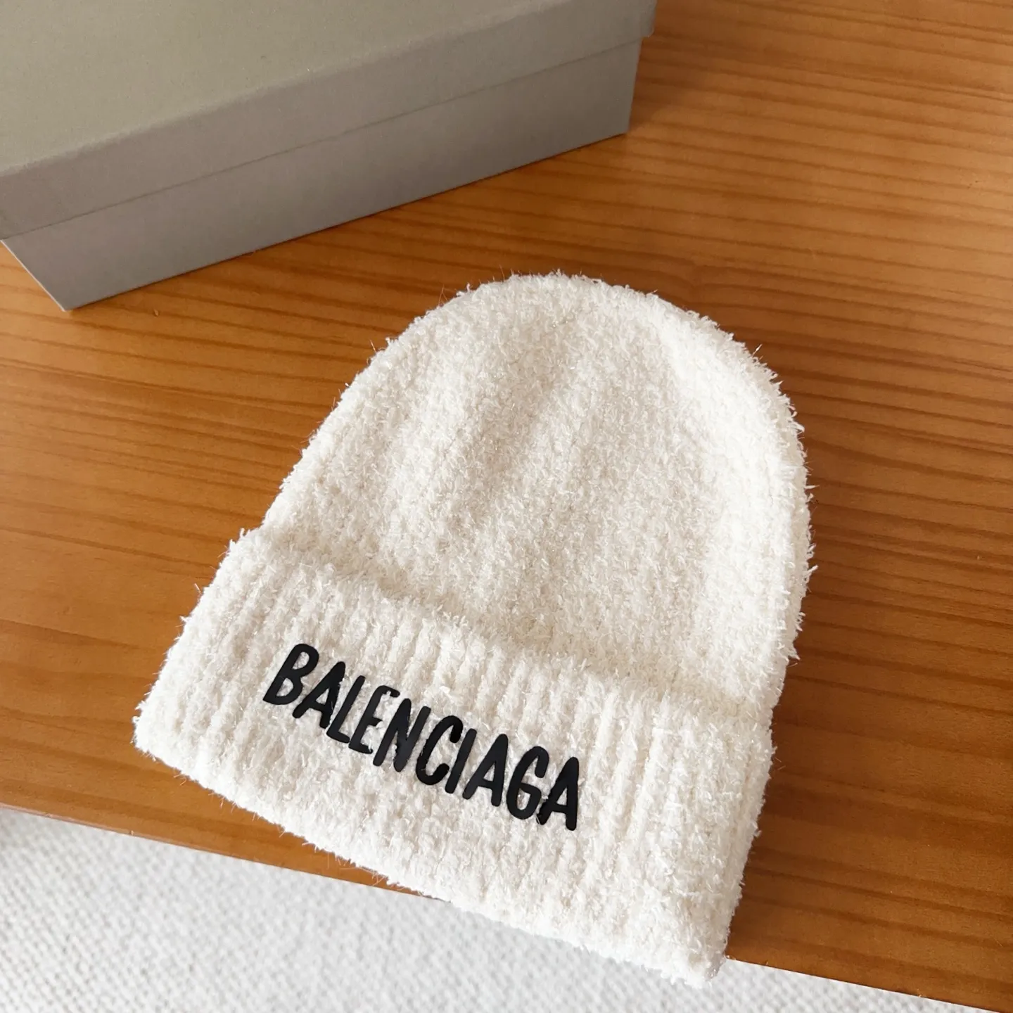 💰54 Balenciaga knitted cold hat brick cabinet new style! It became popular on Xiaohongshu as soon as it was put on the shelves~ First released on the whole network, matching color and version. The first batch of goods is sufficient, so hurry up and get it.