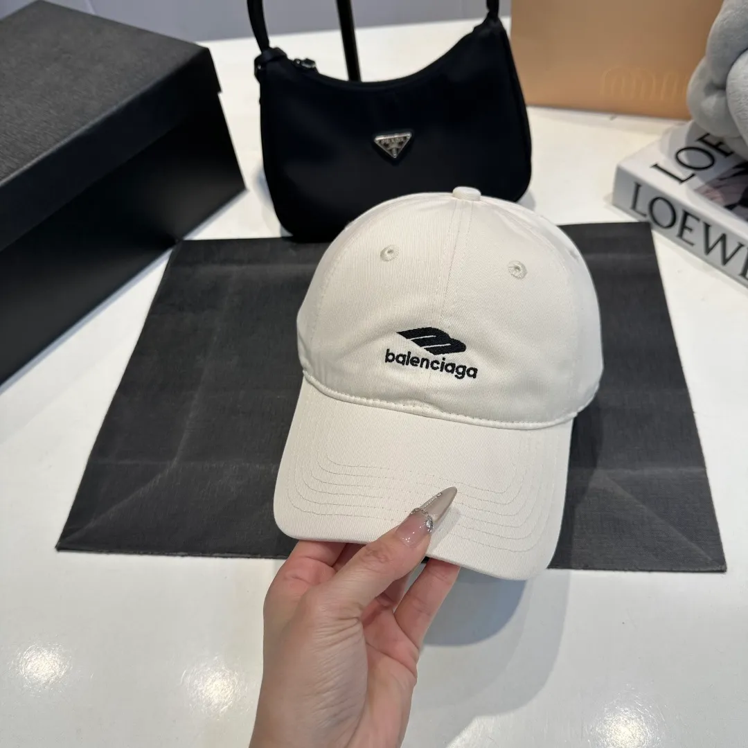 P60 Balenciaga Balenciaga's new baseball cap, personalized and old yuppie style, has a strong sense of design and is a must-have for fashionistas