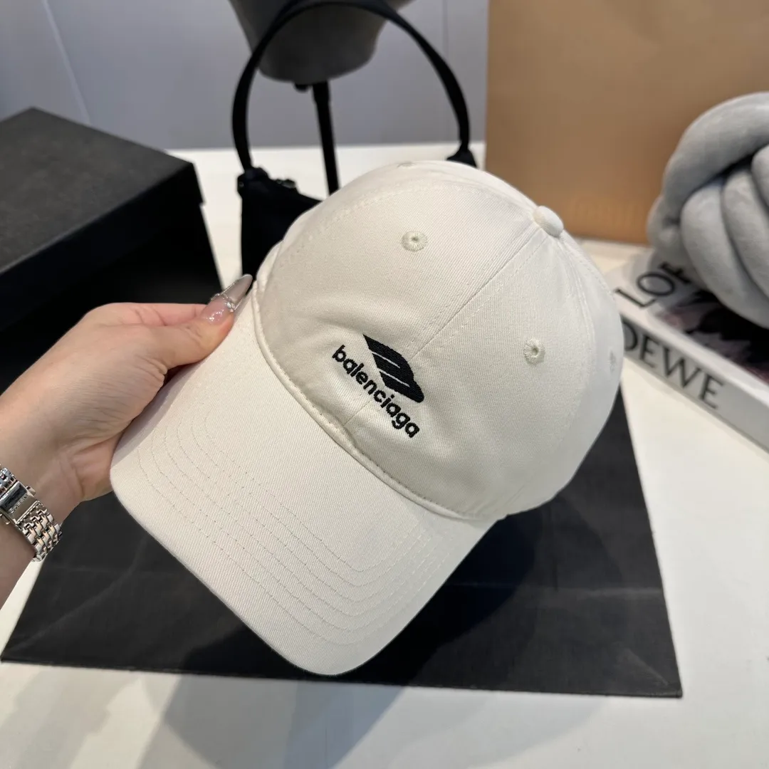 P60 Balenciaga Balenciaga's new baseball cap, personalized and old yuppie style, has a strong sense of design and is a must-have for fashionistas