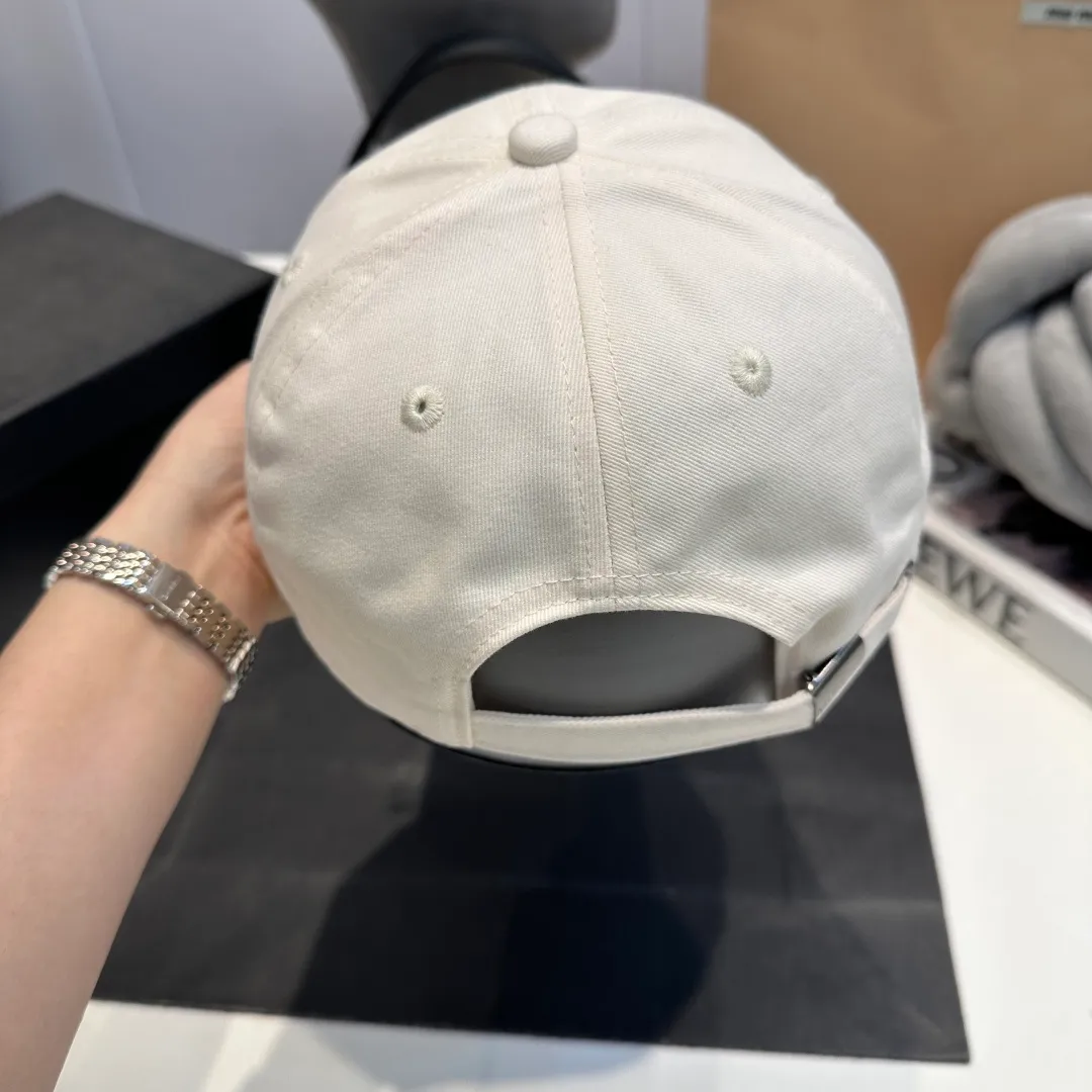 P60 Balenciaga Balenciaga's new baseball cap, personalized and old yuppie style, has a strong sense of design and is a must-have for fashionistas