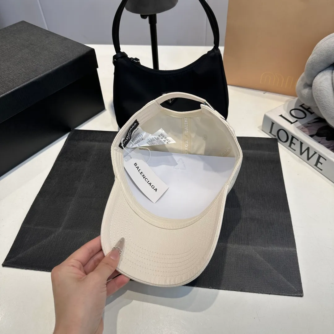 P60 Balenciaga Balenciaga's new baseball cap, personalized and old yuppie style, has a strong sense of design and is a must-have for fashionistas
