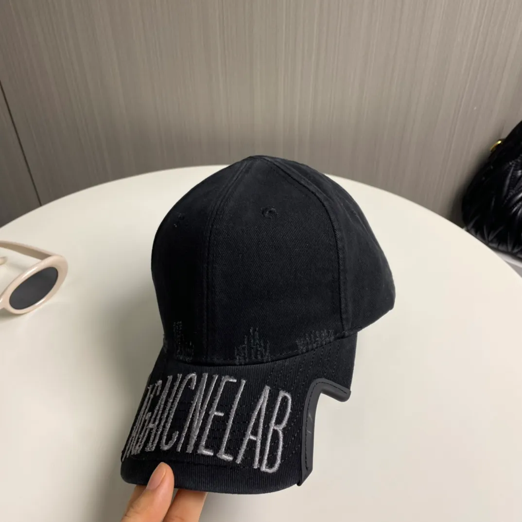 P76 BALENCIAGA Balenciaga's new embroidered logo baseball cap, cool colors, different styles for men and women, the first batch will be shipped first! A must-buy for Paris fans!