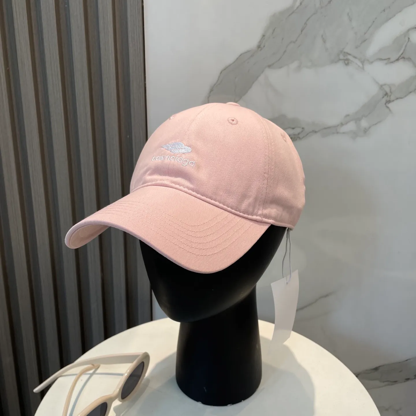 P56 BALENCIAGA Balenciaga's new embroidered logo baseball cap, cool colors, different styles for men and women, the first batch will be shipped first! A must-buy for Paris fans!