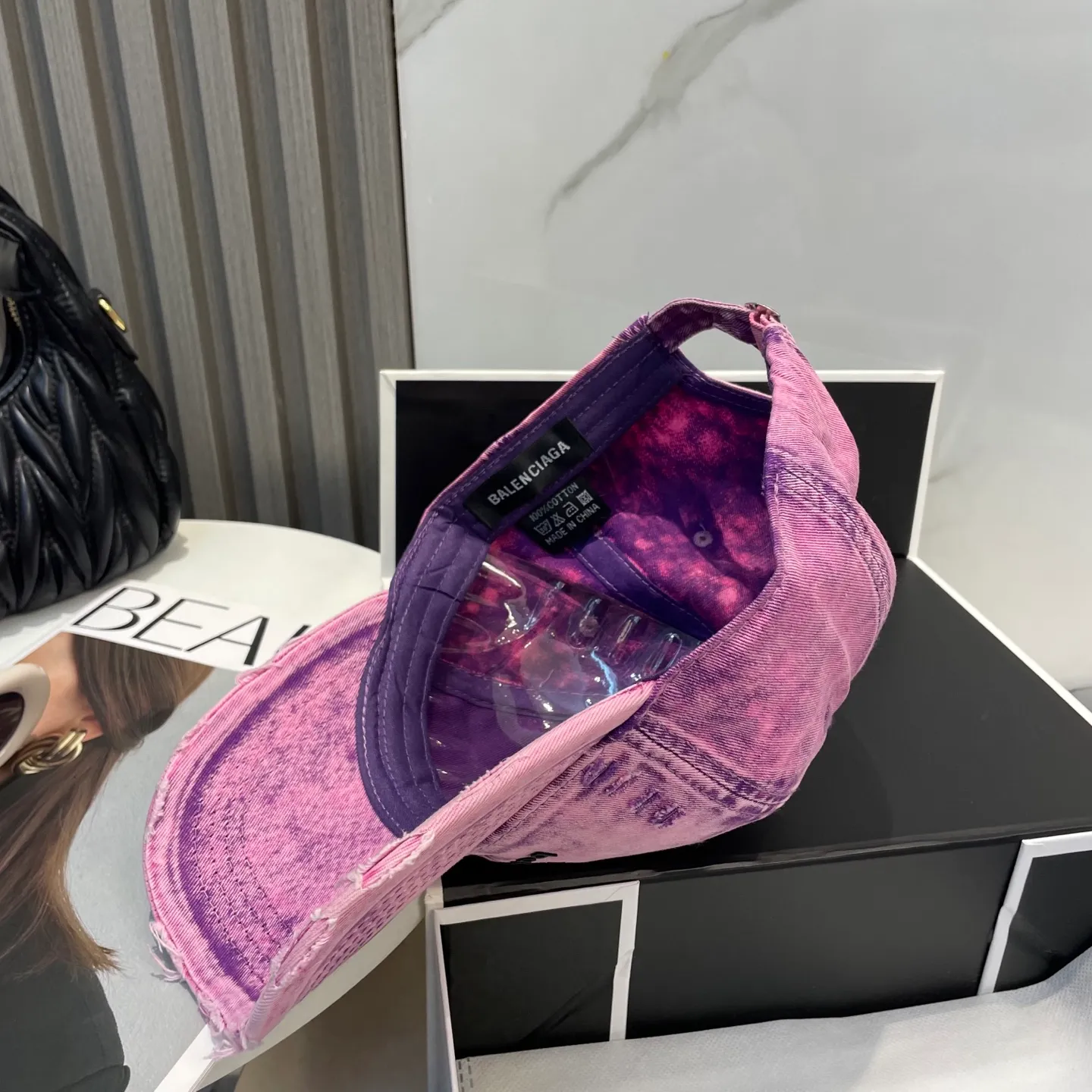 P66 Balenciaga new spring baseball cap This hat is so beautiful! The hole design adds a bit of casualness and uninhibitedness, allowing you to easily wear it with casual wear or sportswear.
