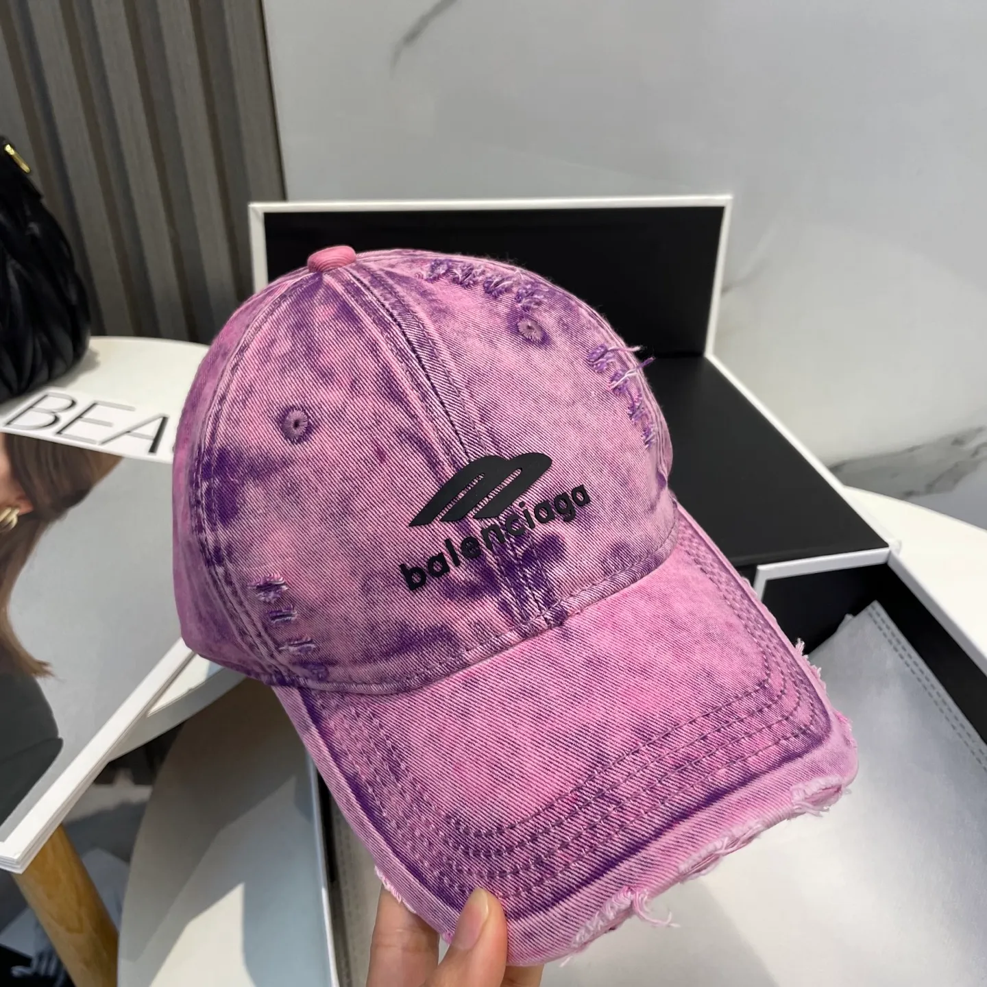 P66 Balenciaga new spring baseball cap This hat is so beautiful! The hole design adds a bit of casualness and uninhibitedness, allowing you to easily wear it with casual wear or sportswear.