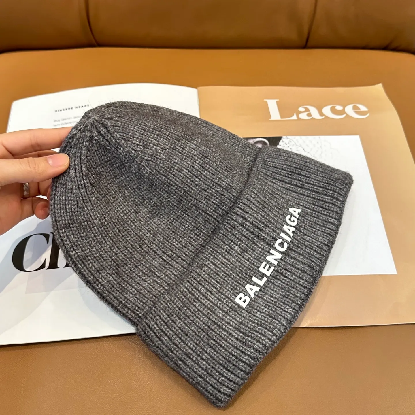 P56 Balenciaga new letter knitted hat! Xiaohongshu’s hottest selling item! Dress well! The same style for men and women, fashionable and popular🌸First-class quality, the best brand to keep warm in autumn and winter, order now, limited edition