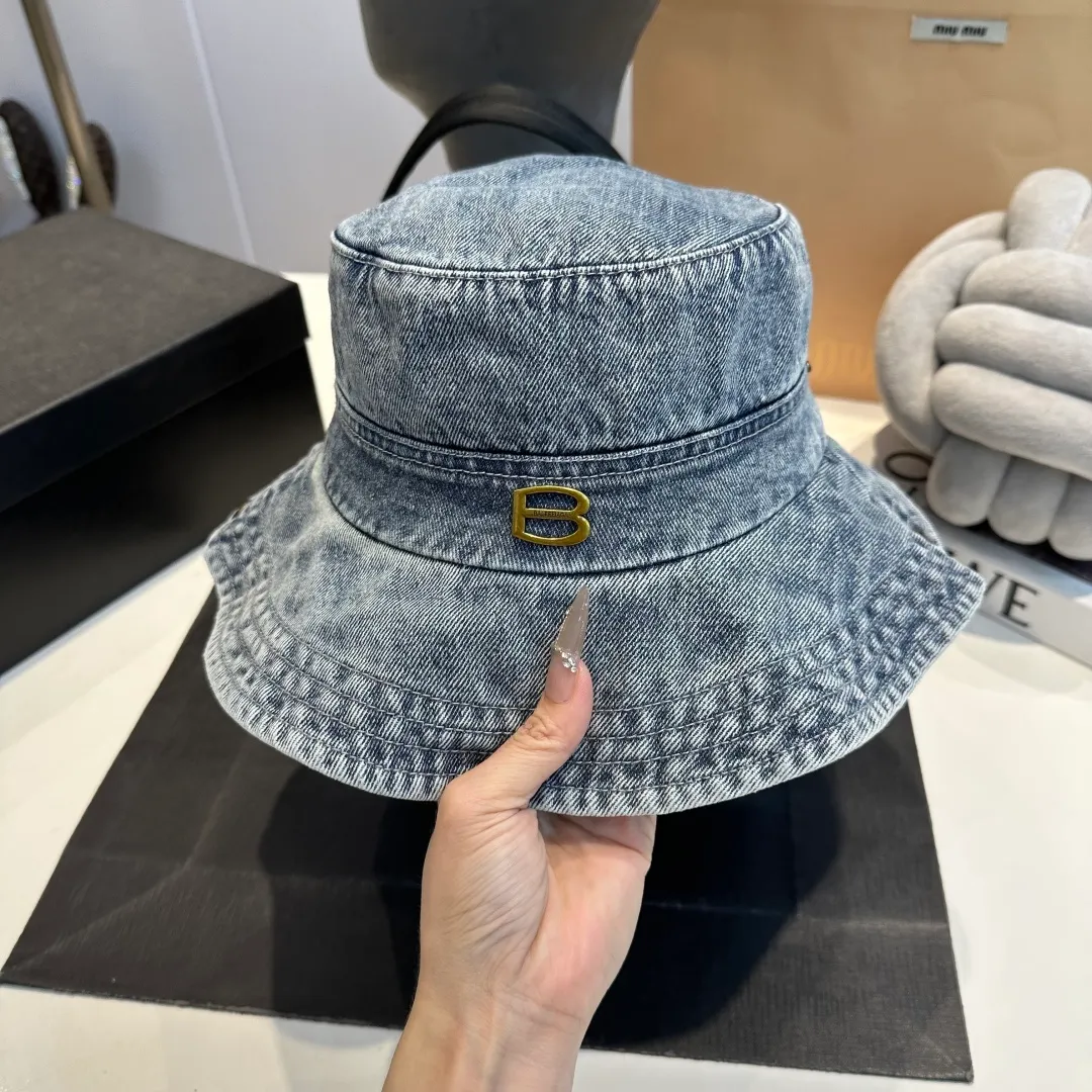 P70 Balenciaga denim bucket hat, head circumference 57cm