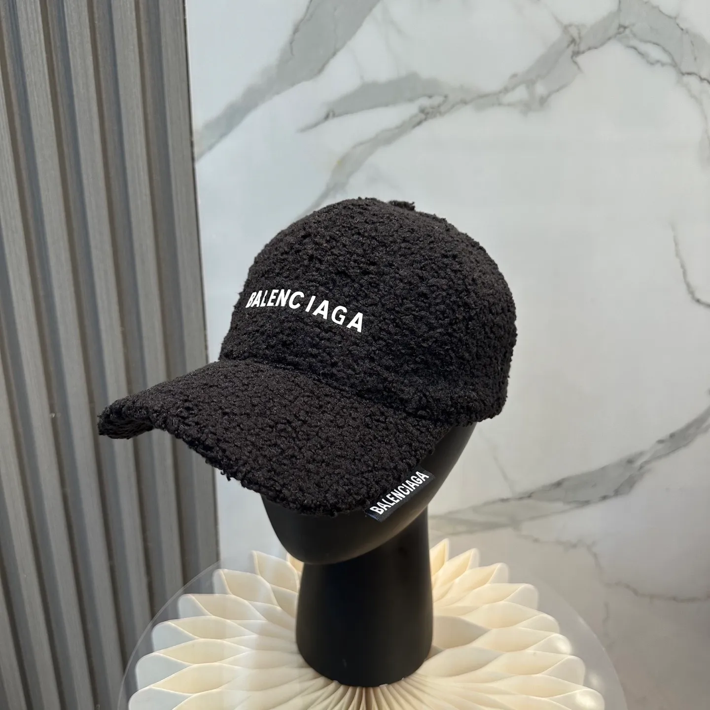 P60 Balenciaga BaIenciag's new baseball cap ~ It is a perfect interpretation of the sweet and cool style. I love it so much❤️ The top is sexy and handsome. Both are online! No girl can refuse a fluffy item.