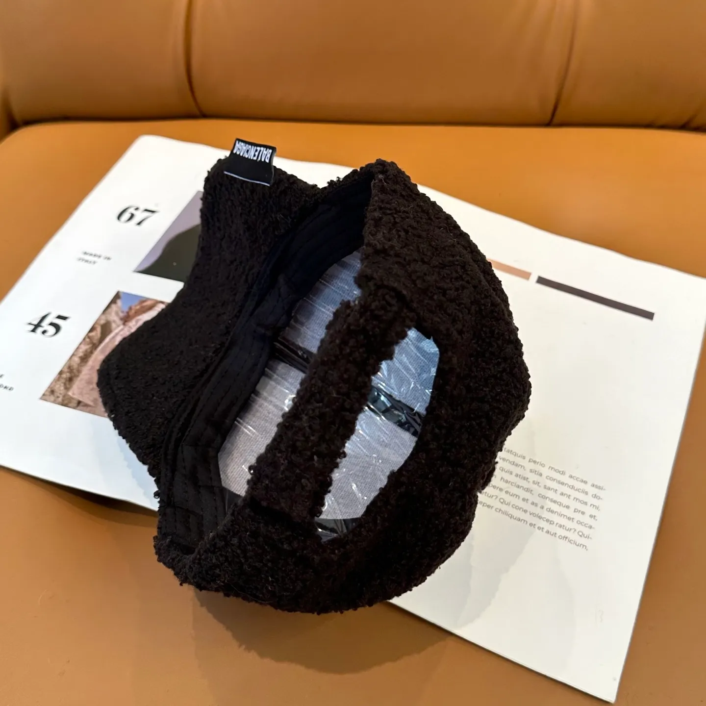 P60 Balenciaga BaIenciag's new baseball cap ~ It is a perfect interpretation of the sweet and cool style. I love it so much❤️ The top is sexy and handsome. Both are online! No girl can refuse a fluffy item.