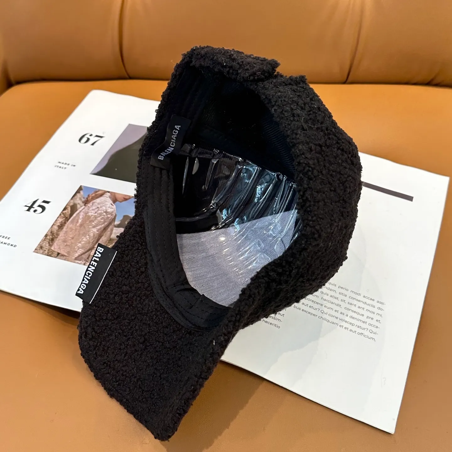 P60 Balenciaga BaIenciag's new baseball cap ~ It is a perfect interpretation of the sweet and cool style. I love it so much❤️ The top is sexy and handsome. Both are online! No girl can refuse a fluffy item.