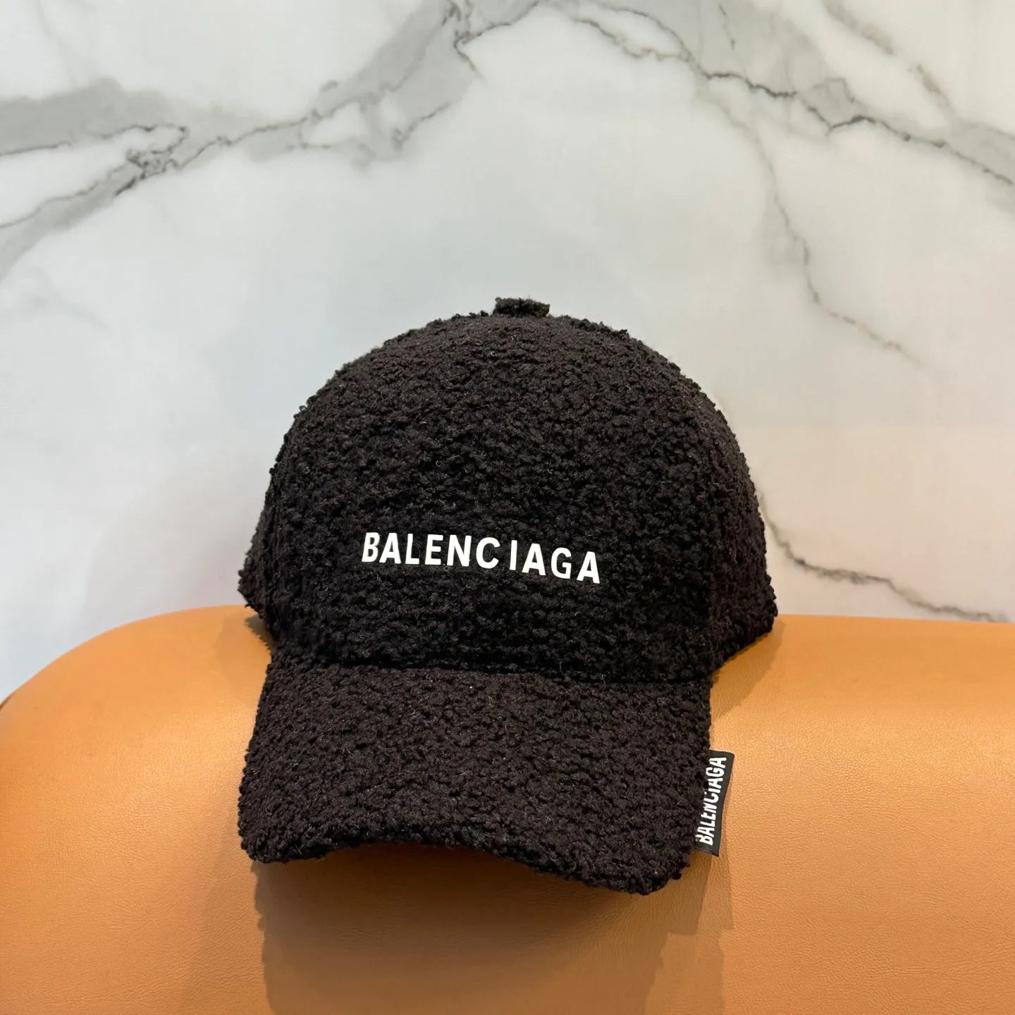 P60 Balenciaga BaIenciag's new baseball cap ~ It is a perfect interpretation of the sweet and cool style. I love it so much❤️ The top is sexy and handsome. Both are online! No girl can refuse a fluffy item.