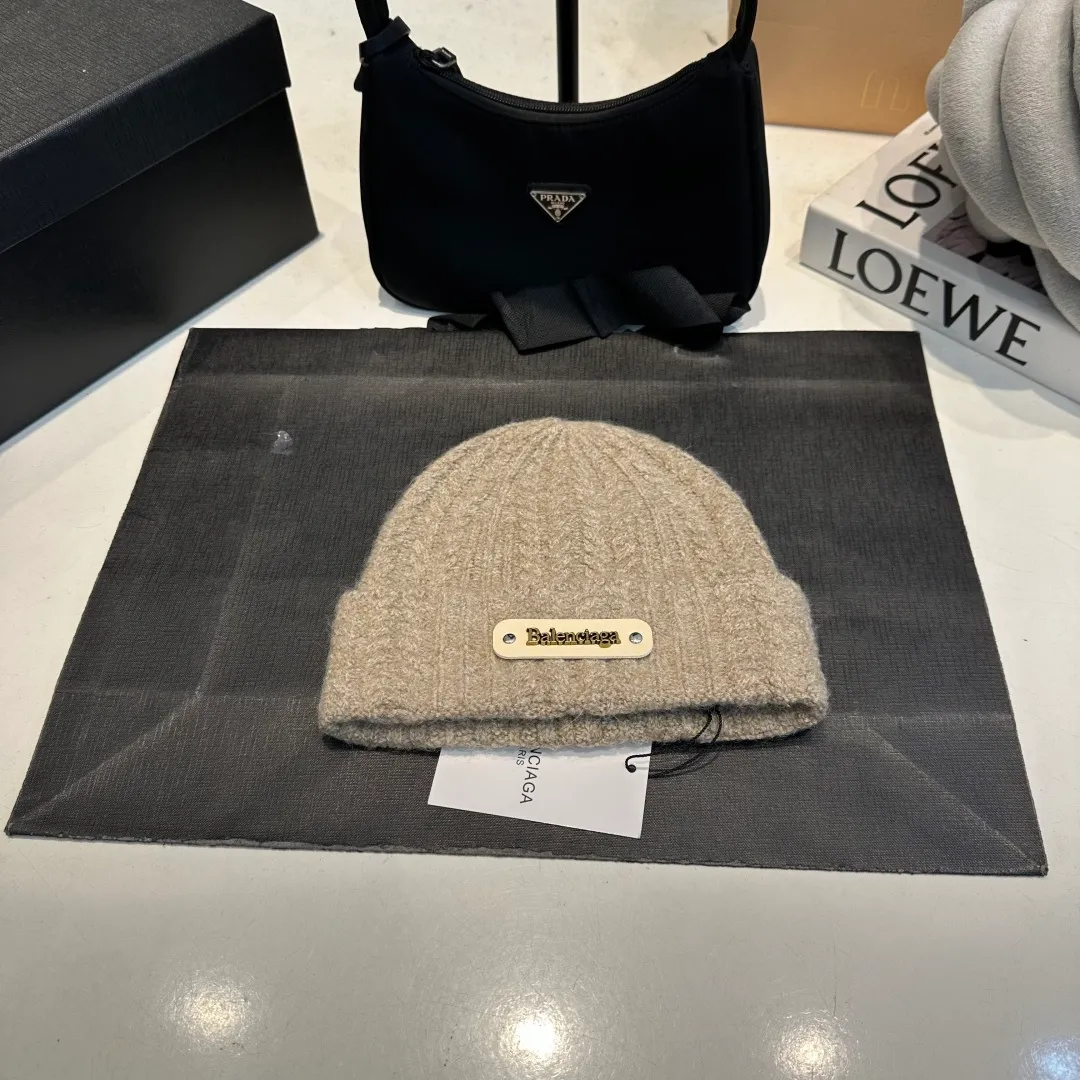 P50 Balenciaga👒Spot Balenciaga official website quality (not ordinary goods in the market, pay attention to the details) new autumn and winter letter LOGO woolen hat, same style knitted hat for men and women🔥elegant temperament, warm and comfortable
