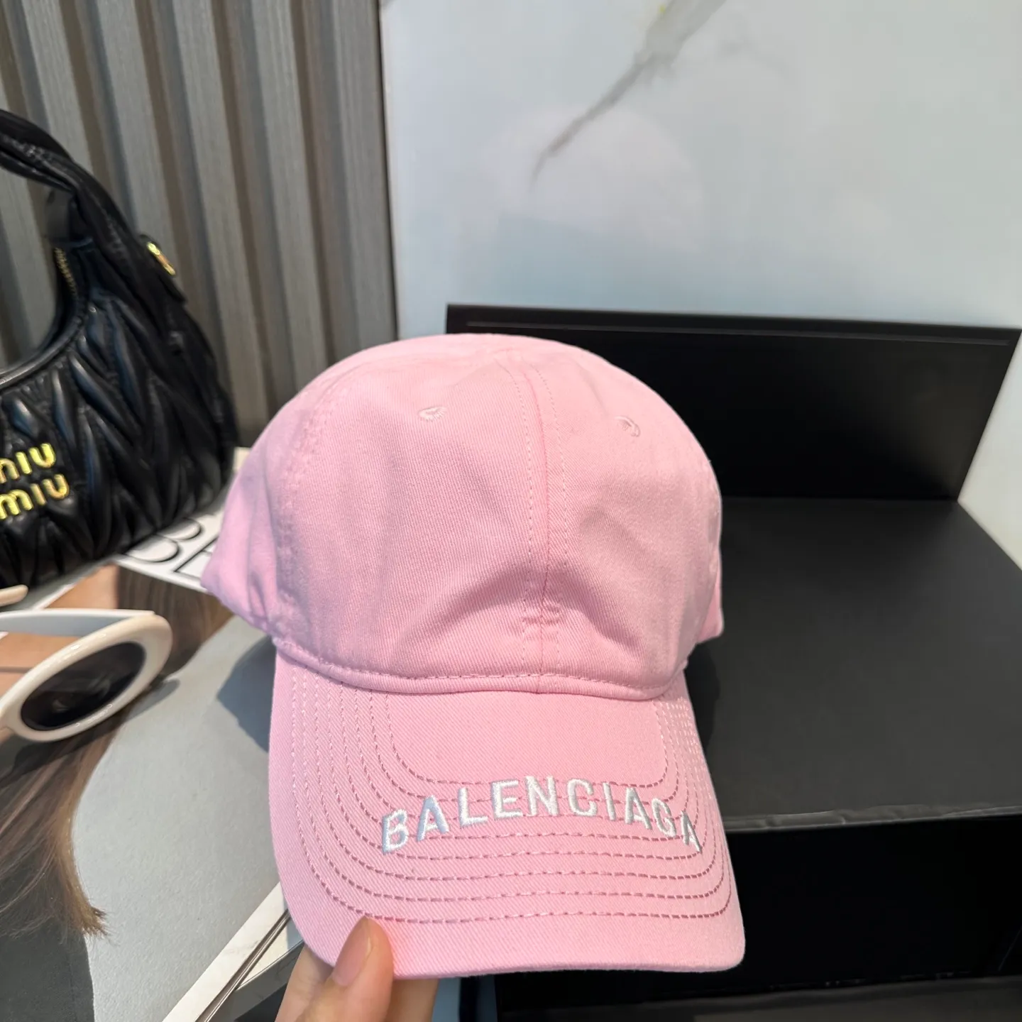 P56 Balencia*a Balenciaga's new baseball cap, ready for delivery in seconds 🧢Simple, fashionable, super invincible and beautiful hat! Couple style! The advantages of the original product compared to other hats,