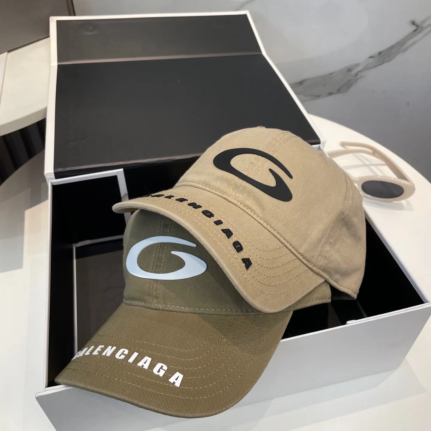P60 BALENCIAGA 🆕Spring style new personalized baseball cap, high quality and excellent breathability, suitable for all seasons, high-value fashion item! Same style for men and women
