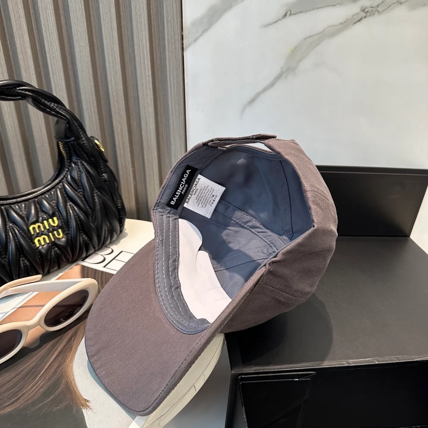 P56 Balencia*a Balenciaga's new baseball cap, ready for delivery in seconds 🧢Simple, fashionable, super invincible and beautiful hat! Couple style! The advantages of the original product compared to other hats,