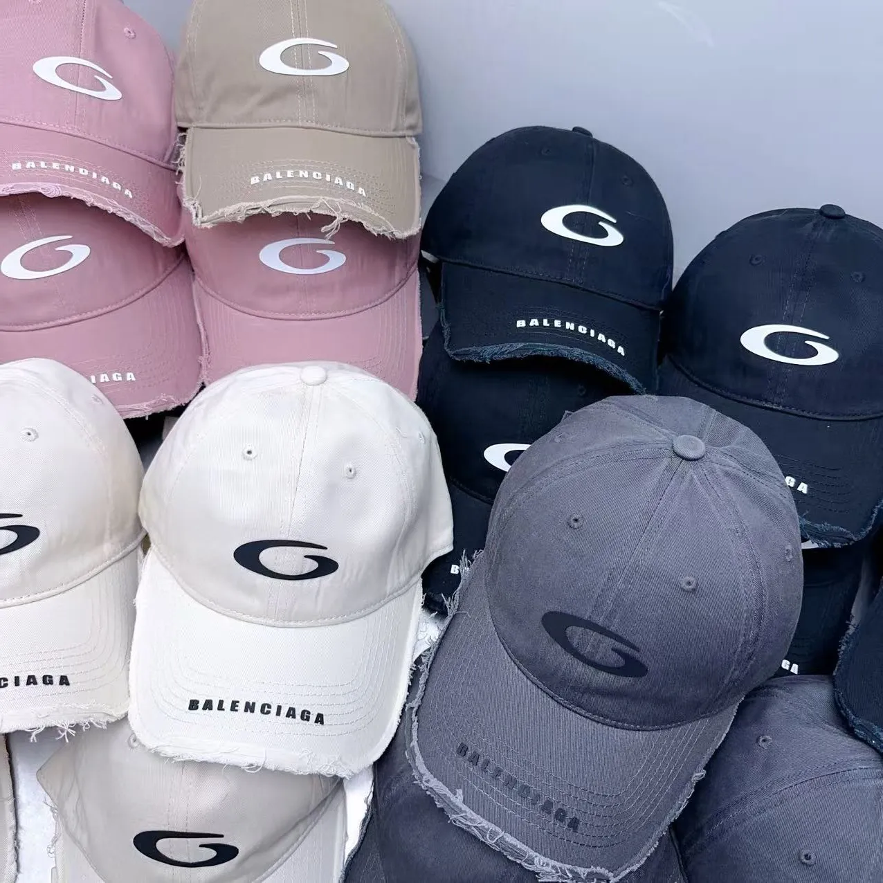 Welcome to inquire, popular style Balenciaga fur-edged baseball cap