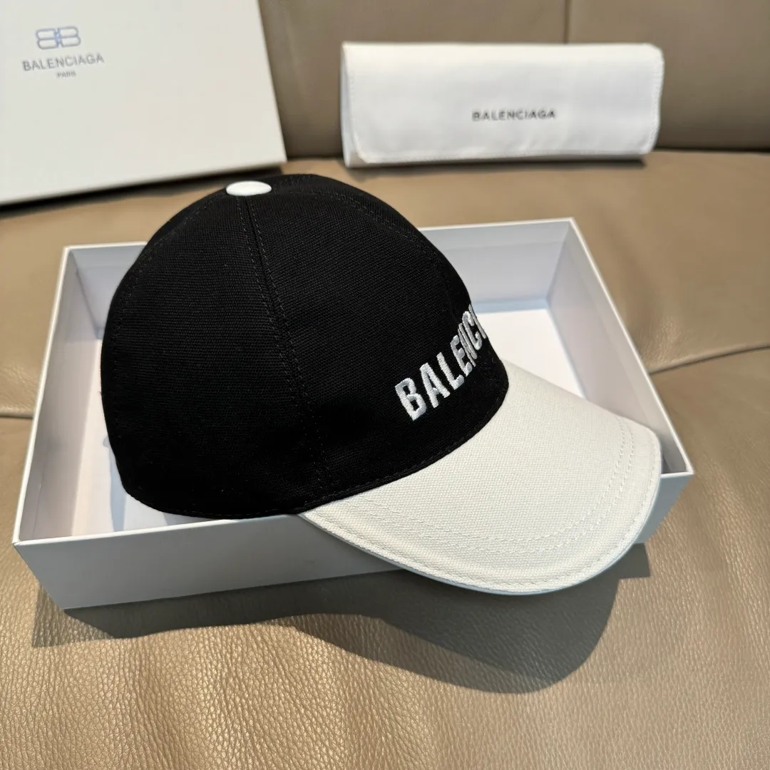 P150 new model shipped, Balenciaga's new original baseball cap, black and white color matching, 1:1 mold customization, new three-dimensional embroidery, exquisite and flawless! Original canvas fabric + first-layer cowhide, meticulous workmanship, original factory quality, exclusive physical photography.