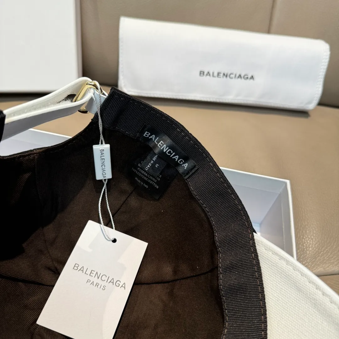 P150 new model shipped, Balenciaga's new original baseball cap, black and white color matching, 1:1 mold customization, new three-dimensional embroidery, exquisite and flawless! Original canvas fabric + first-layer cowhide, meticulous workmanship, original factory quality, exclusive physical photography.