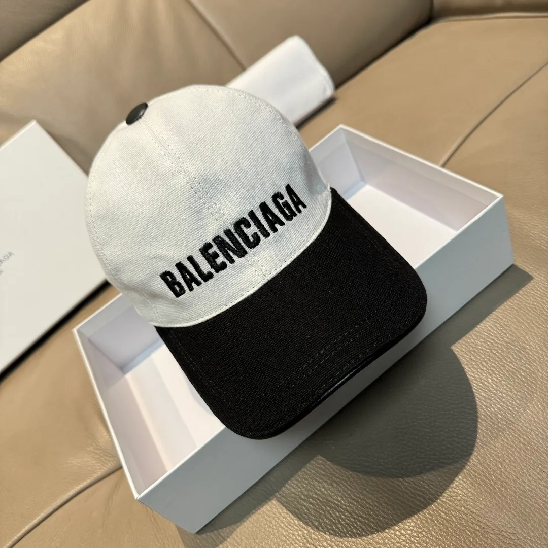 P150 new model shipped, Balenciaga's new original baseball cap, black and white color matching, 1:1 mold customization, new three-dimensional embroidery, exquisite and flawless! Original canvas fabric + first-layer cowhide, meticulous workmanship, original factory quality, exclusive physical photography.