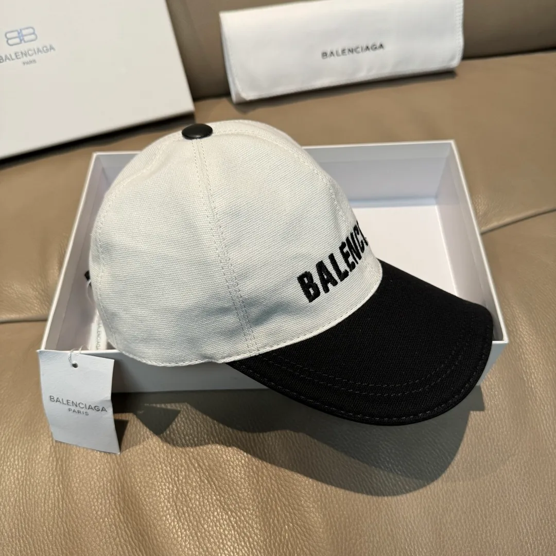 P150 new model shipped, Balenciaga's new original baseball cap, black and white color matching, 1:1 mold customization, new three-dimensional embroidery, exquisite and flawless! Original canvas fabric + first-layer cowhide, meticulous workmanship, original factory quality, exclusive physical photography.