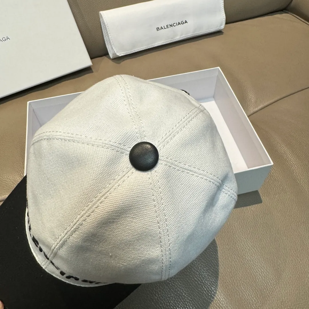 P150 new model shipped, Balenciaga's new original baseball cap, black and white color matching, 1:1 mold customization, new three-dimensional embroidery, exquisite and flawless! Original canvas fabric + first-layer cowhide, meticulous workmanship, original factory quality, exclusive physical photography.
