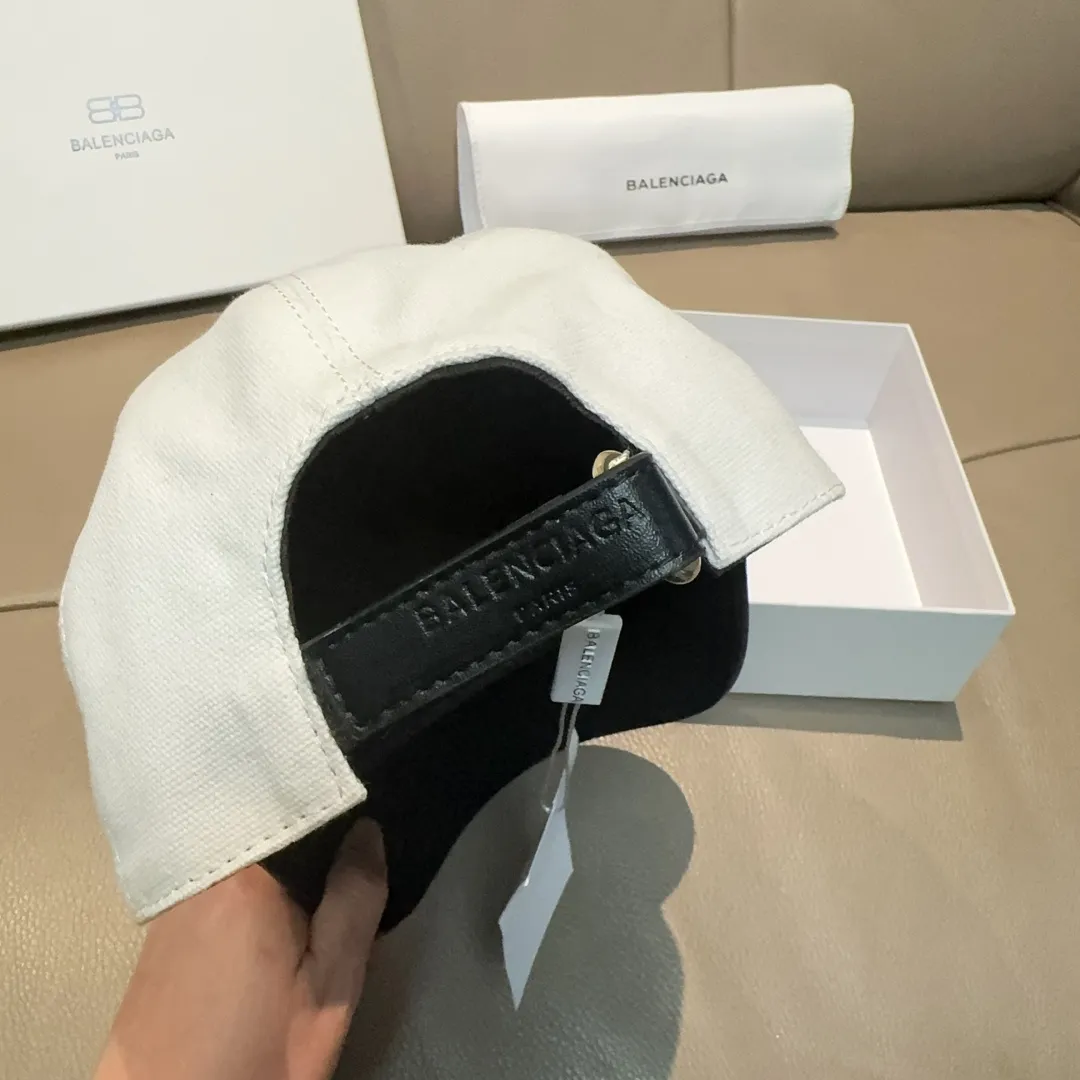 P150 new model shipped, Balenciaga's new original baseball cap, black and white color matching, 1:1 mold customization, new three-dimensional embroidery, exquisite and flawless! Original canvas fabric + first-layer cowhide, meticulous workmanship, original factory quality, exclusive physical photography.