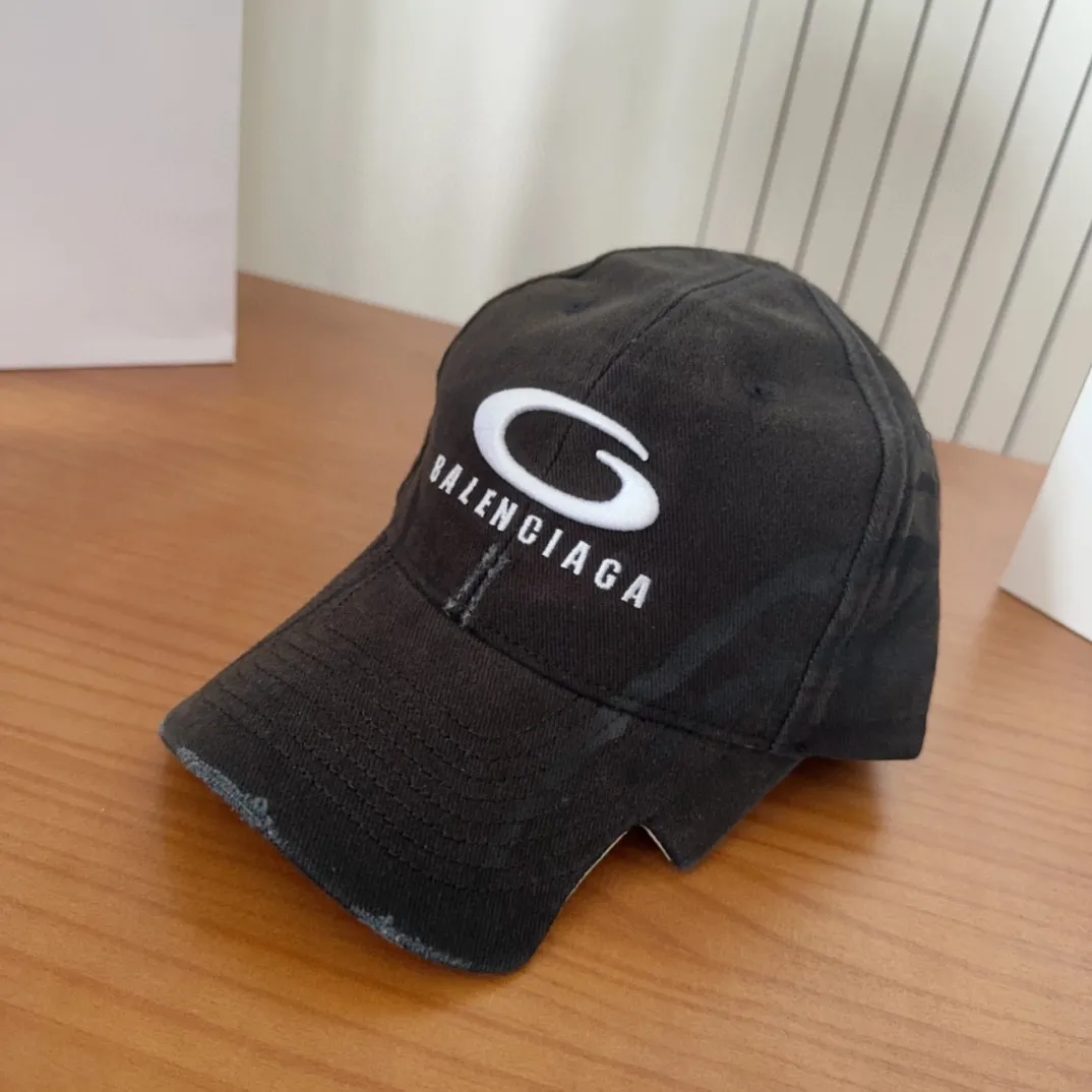 💰70 New Balencia*a new baseball cap with embroidered letters from Balenciaga, ready for delivery in seconds🧢Simple, fashionable, super invincible and beautiful hat! Couple style!