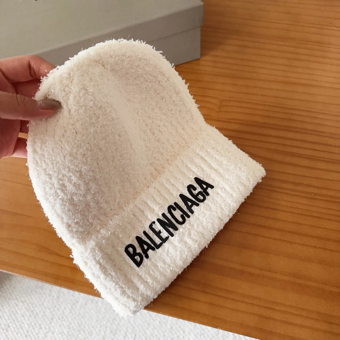 🉐️120 Balenciaga knitted cold hat brick cabinet new style! It became popular on Xiaohongshu as soon as it was put on the shelves~ First released on the whole network, matching color and version. The first batch of goods is sufficient, so hurry up and get it.