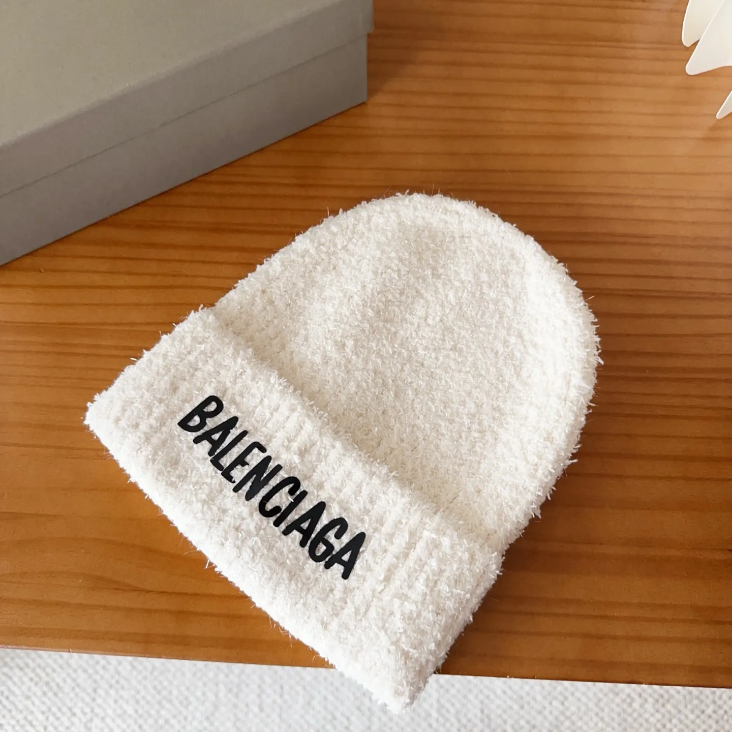🉐️120 Balenciaga knitted cold hat brick cabinet new style! It became popular on Xiaohongshu as soon as it was put on the shelves~ First released on the whole network, matching color and version. The first batch of goods is sufficient, so hurry up and get it.