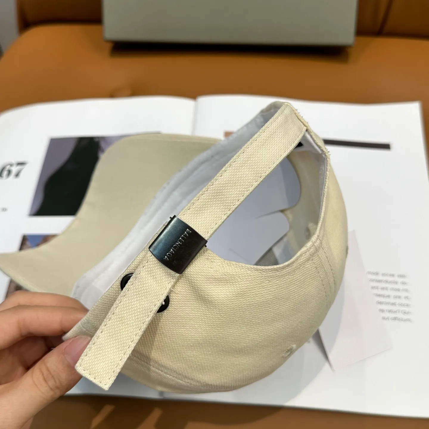 P60 Balencia*a Balenciaga's new baseball cap, ready for delivery in seconds 🧢Simple, fashionable, super invincible and beautiful hat! Couple style! The advantages of the original product compared to other hats,