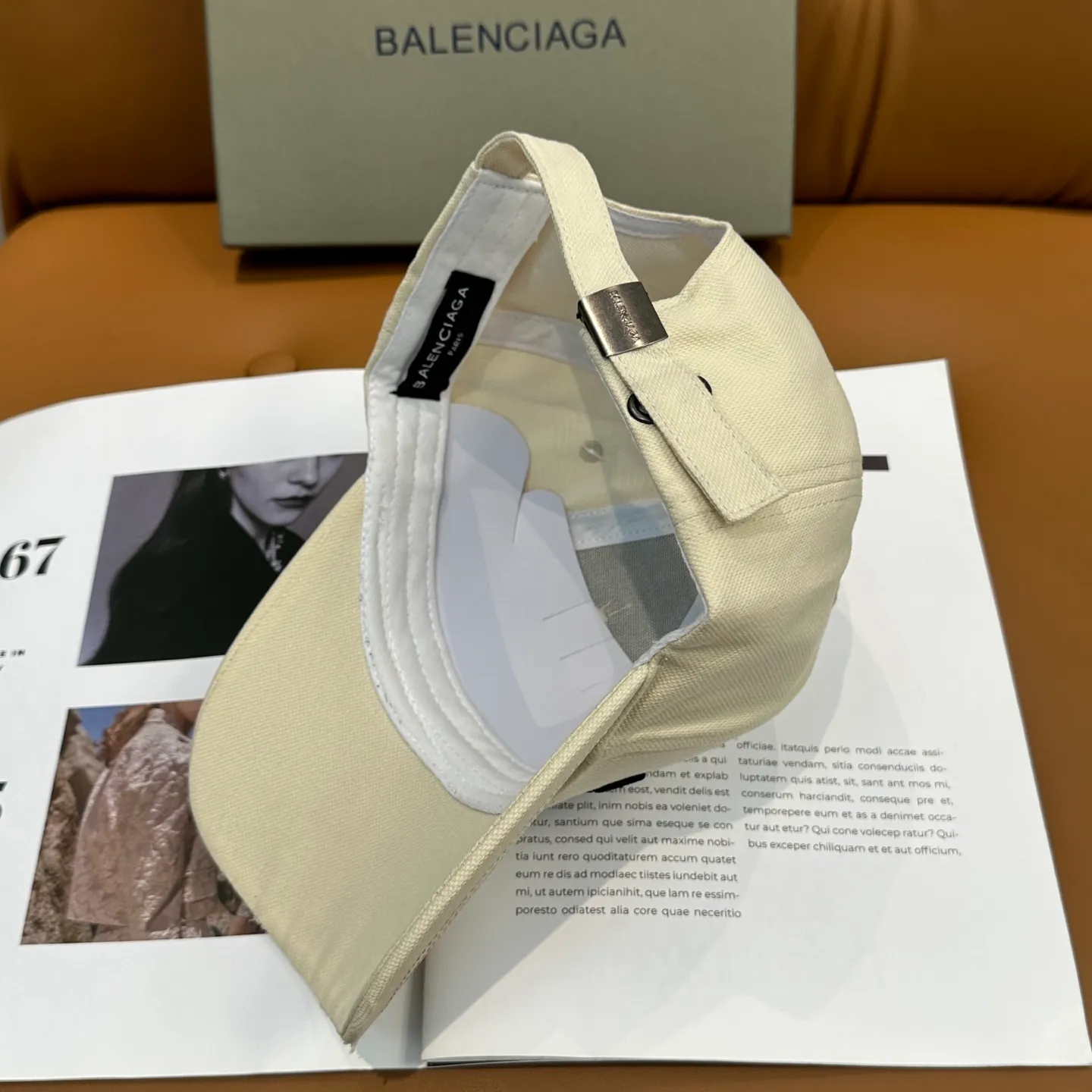 P60 Balencia*a Balenciaga's new baseball cap, ready for delivery in seconds 🧢Simple, fashionable, super invincible and beautiful hat! Couple style! The advantages of the original product compared to other hats,