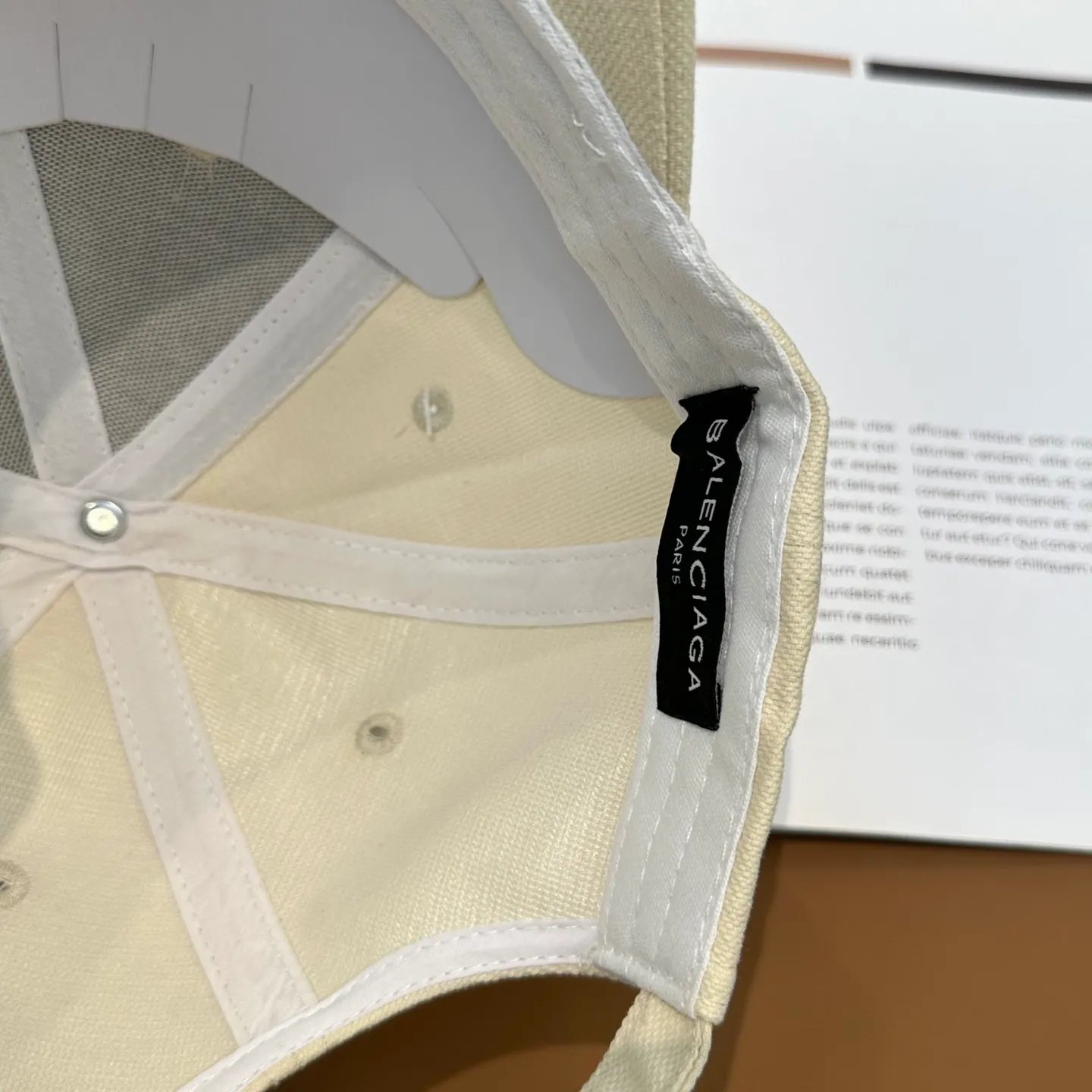 P60 Balencia*a Balenciaga's new baseball cap, ready for delivery in seconds 🧢Simple, fashionable, super invincible and beautiful hat! Couple style! The advantages of the original product compared to other hats,