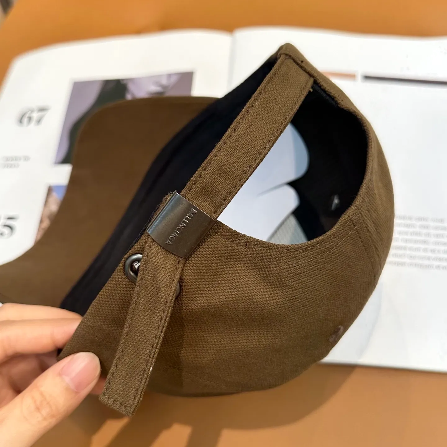 P60 Balencia*a Balenciaga's new baseball cap, ready for delivery in seconds 🧢Simple, fashionable, super invincible and beautiful hat! Couple style! The advantages of the original product compared to other hats,
