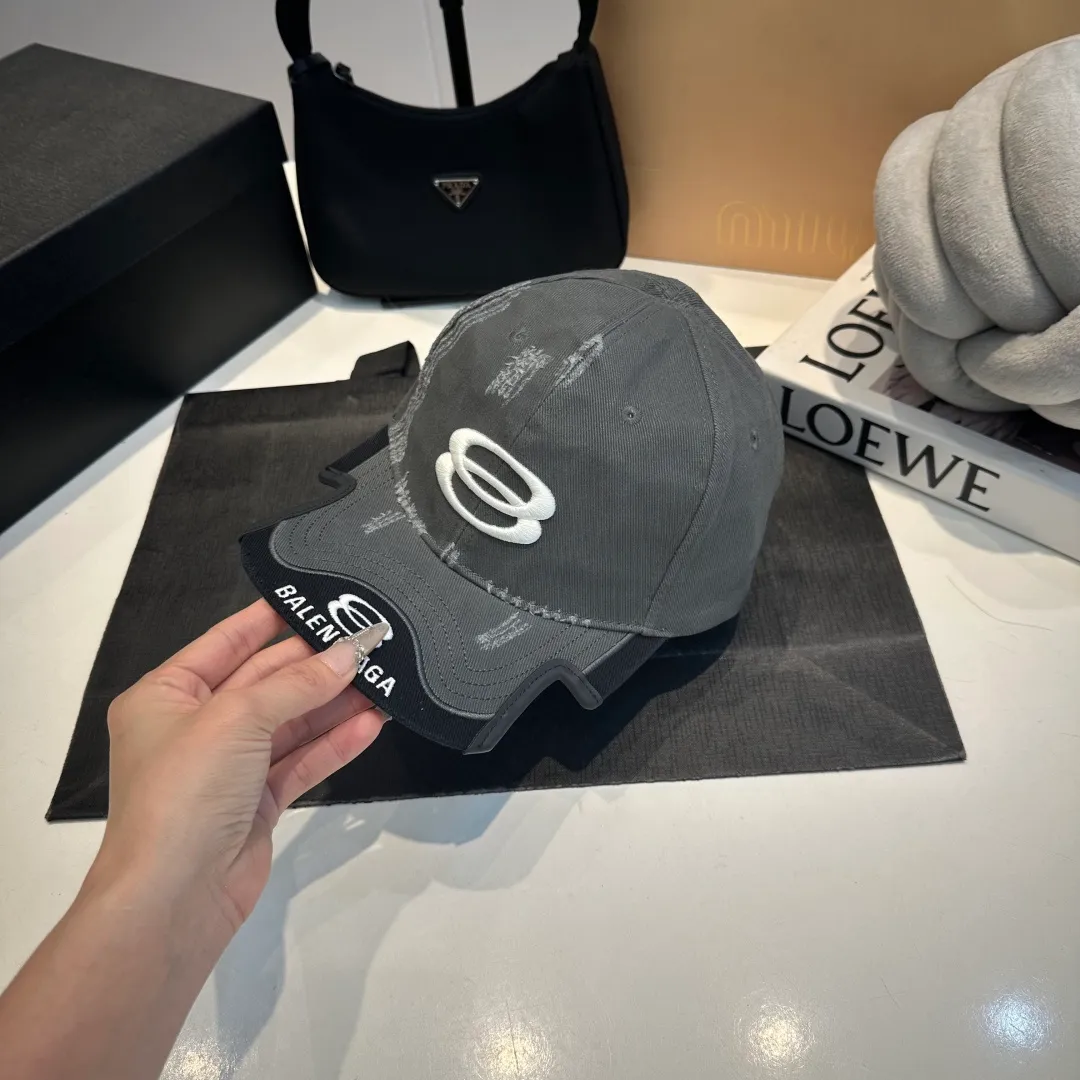 P70 BALENCIAGA new embroidered logo baseball cap, cool colors, different styles for men and women, the first batch will be shipped first! A must-buy for Paris fans!