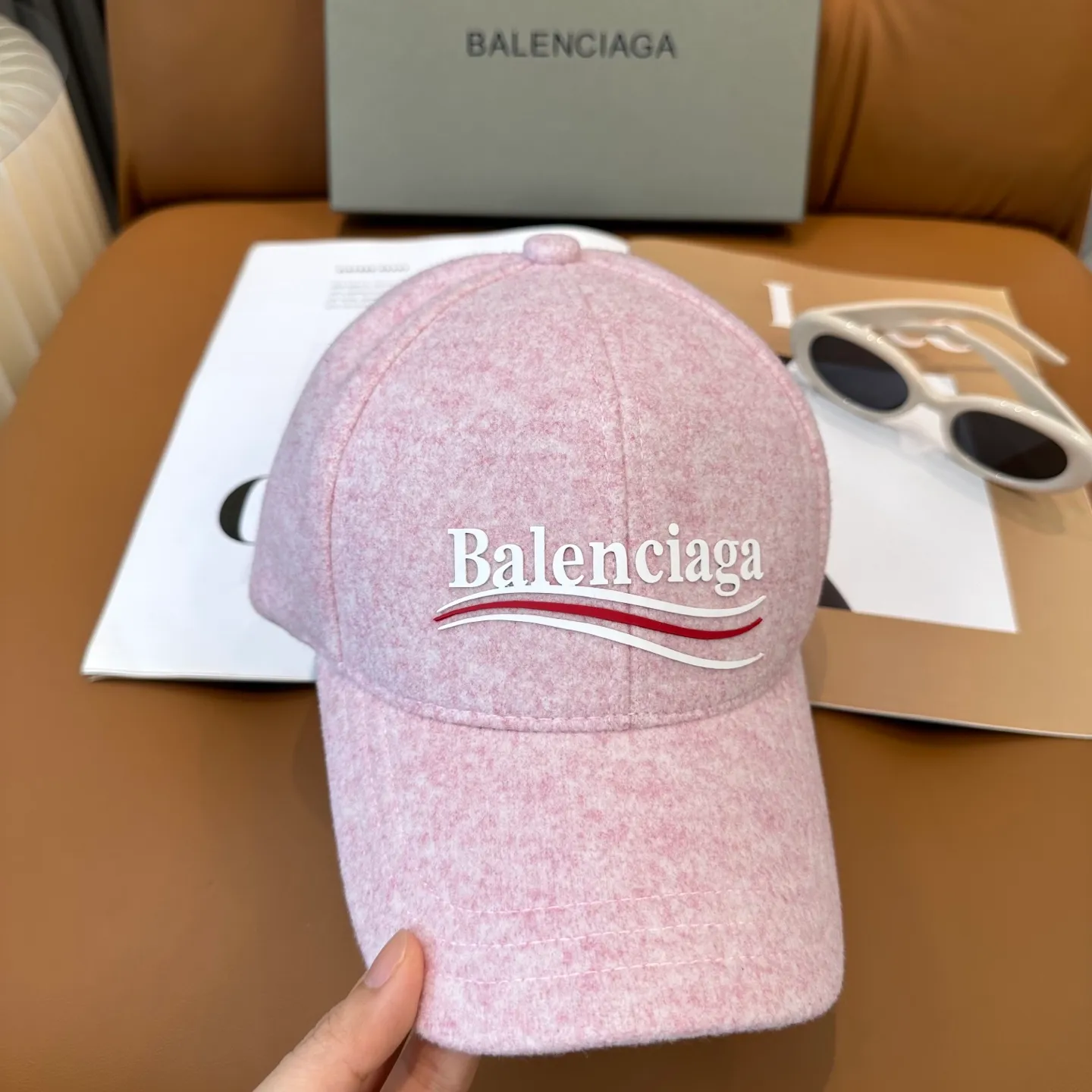 P66 Balenciaga's new autumn and winter woolen baseball cap💋💋 The baseball cap that is most commonly worn daily. The gray color often matches the look👀 It is very good for daily commuting or city boy sweeping the streets.