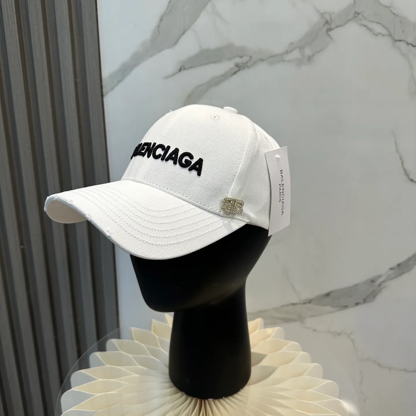 P60 Balencia*a Balenciaga's new baseball cap, ready for delivery in seconds 🧢Simple, fashionable, super invincible and beautiful hat! Couple style! The advantages of the original product compared to other hats,