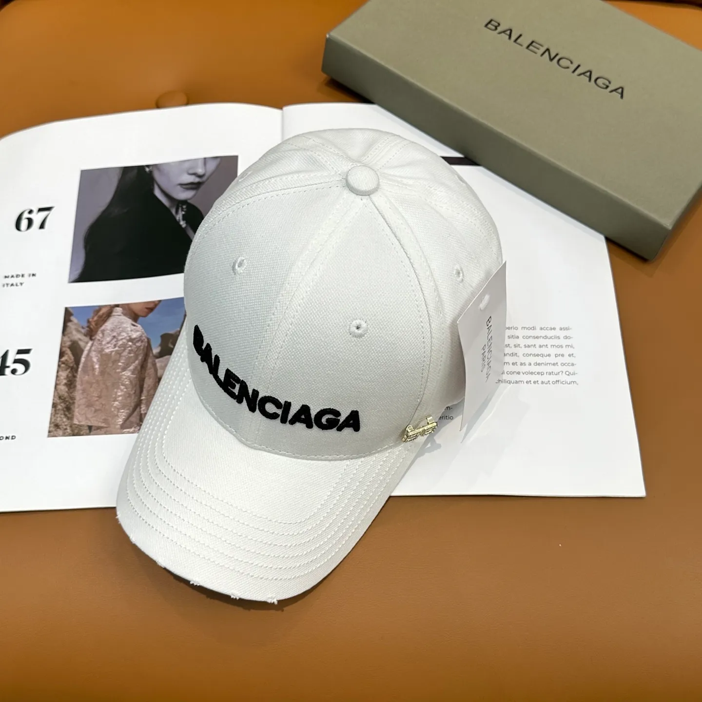 P60 Balencia*a Balenciaga's new baseball cap, ready for delivery in seconds 🧢Simple, fashionable, super invincible and beautiful hat! Couple style! The advantages of the original product compared to other hats,
