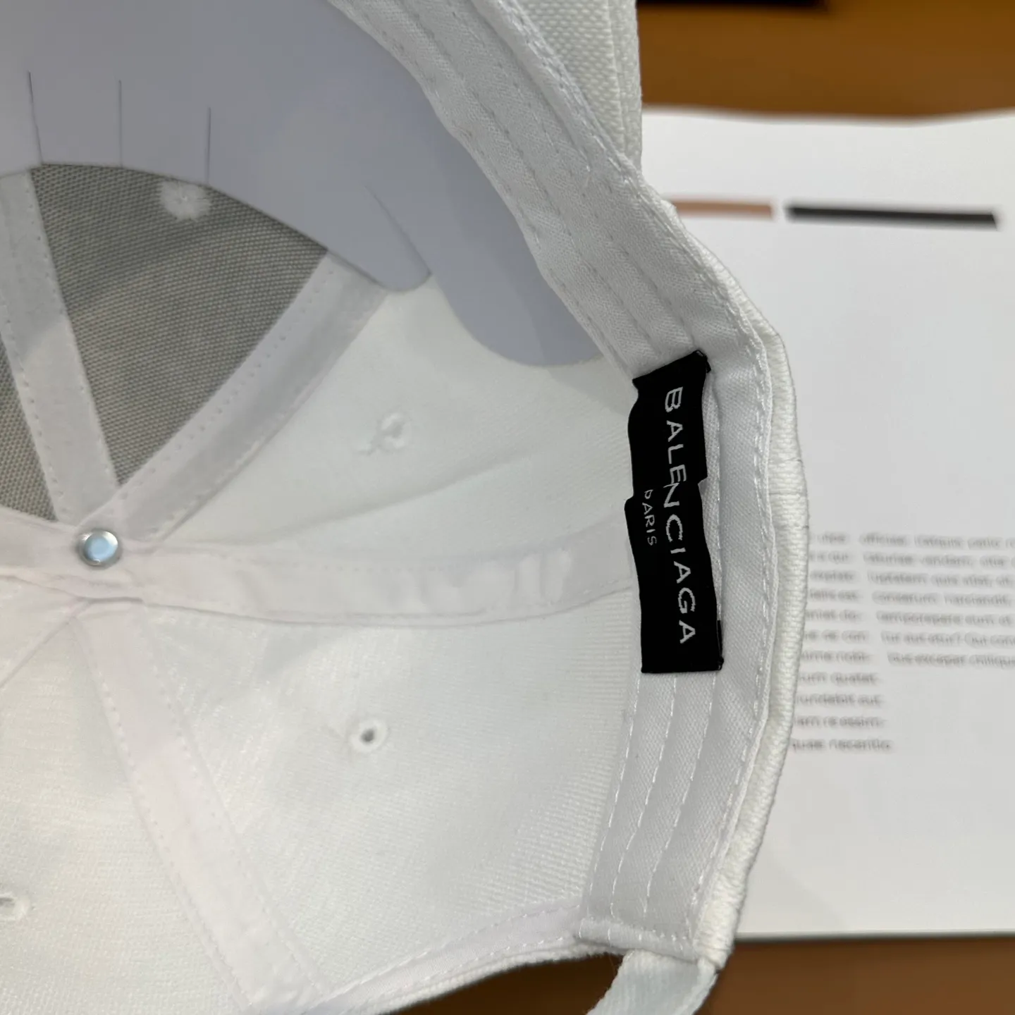P60 Balencia*a Balenciaga's new baseball cap, ready for delivery in seconds 🧢Simple, fashionable, super invincible and beautiful hat! Couple style! The advantages of the original product compared to other hats,