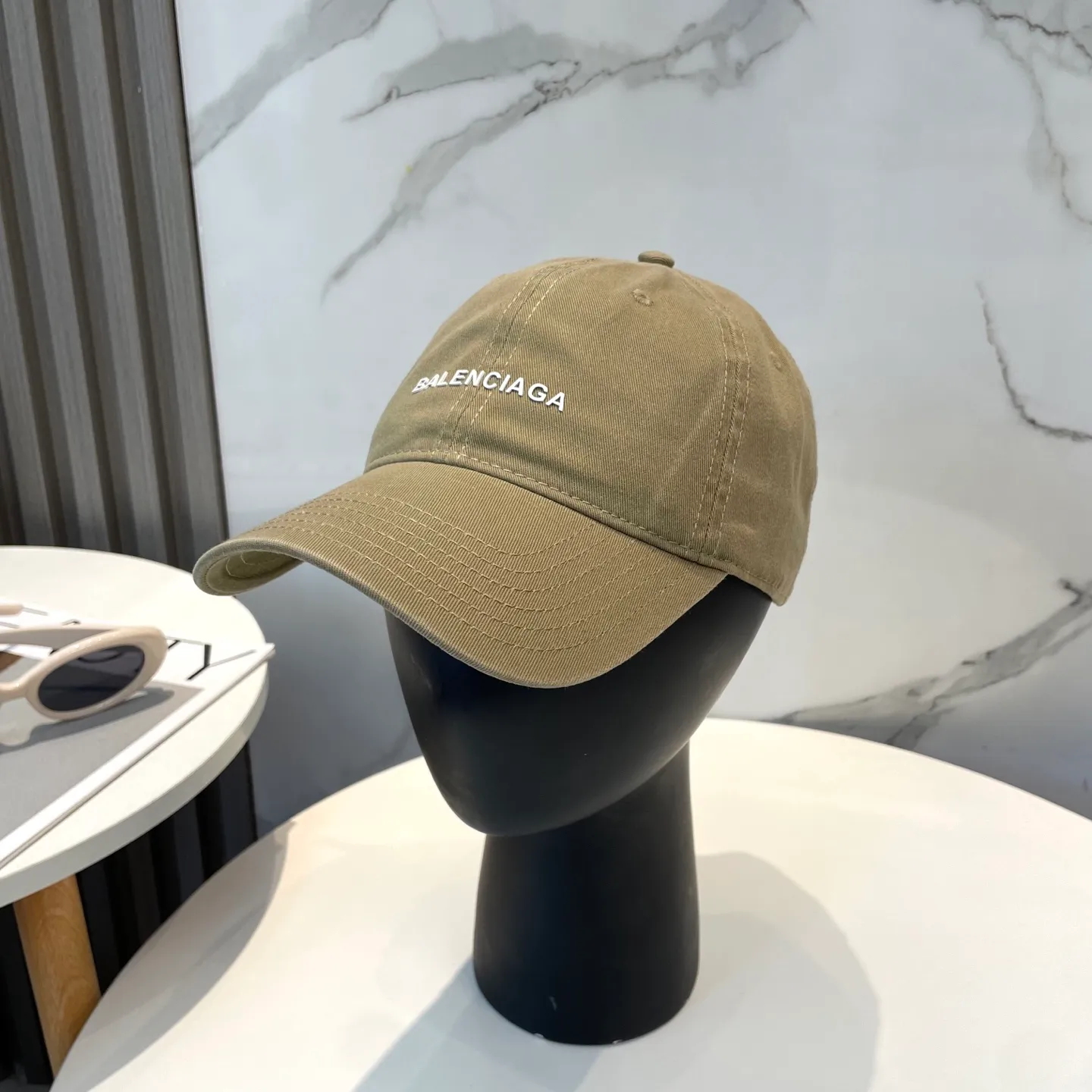 P50 Balenciaga Baseball Cap My family is already very proficient in Balenciaga’s craftsmanship. It’s a must-have. BALENCIAGA Balenciaga’s new washed pure cotton baseball cap. Heavy craftsmanship, double B letter logo, novel and fashionable trendy style. Exclusive physical shot of the same style for men and women. Unisex, adjustable
