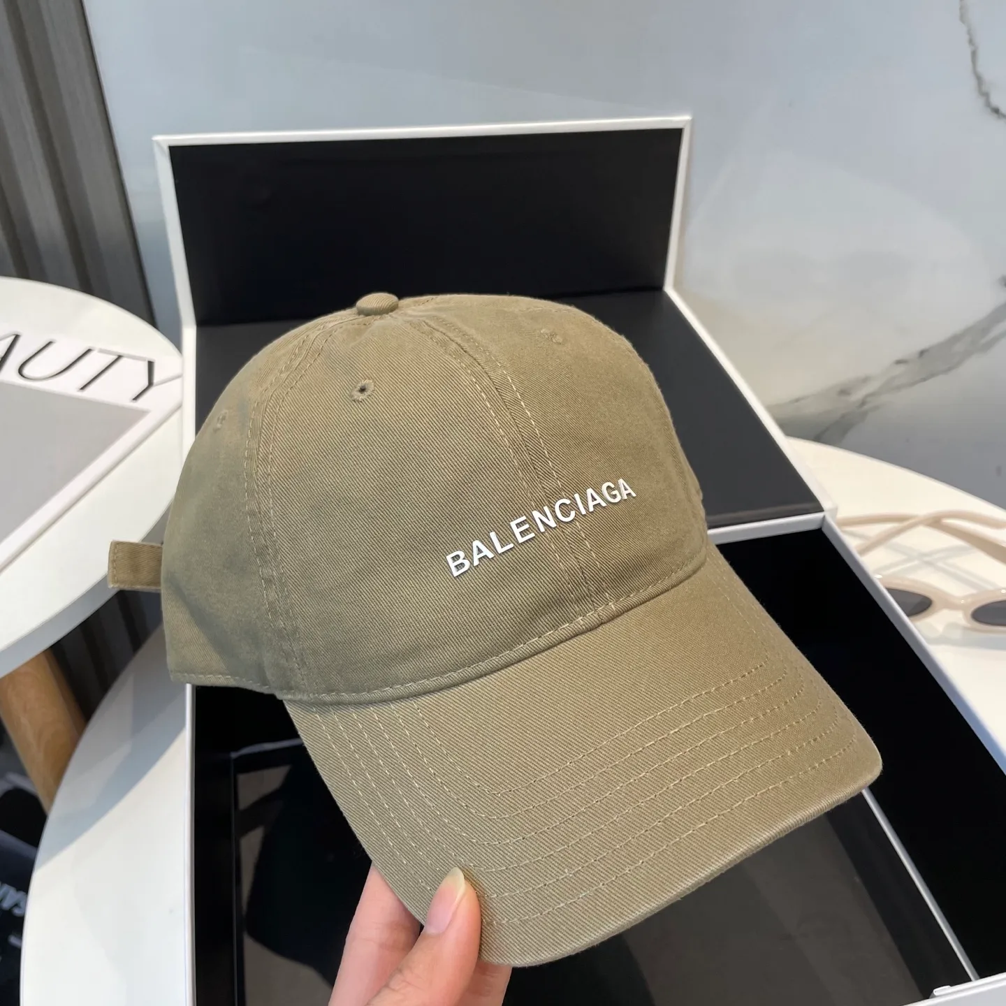 P50 Balenciaga Baseball Cap My family is already very proficient in Balenciaga’s craftsmanship. It’s a must-have. BALENCIAGA Balenciaga’s new washed pure cotton baseball cap. Heavy craftsmanship, double B letter logo, novel and fashionable trendy style. Exclusive physical shot of the same style for men and women. Unisex, adjustable