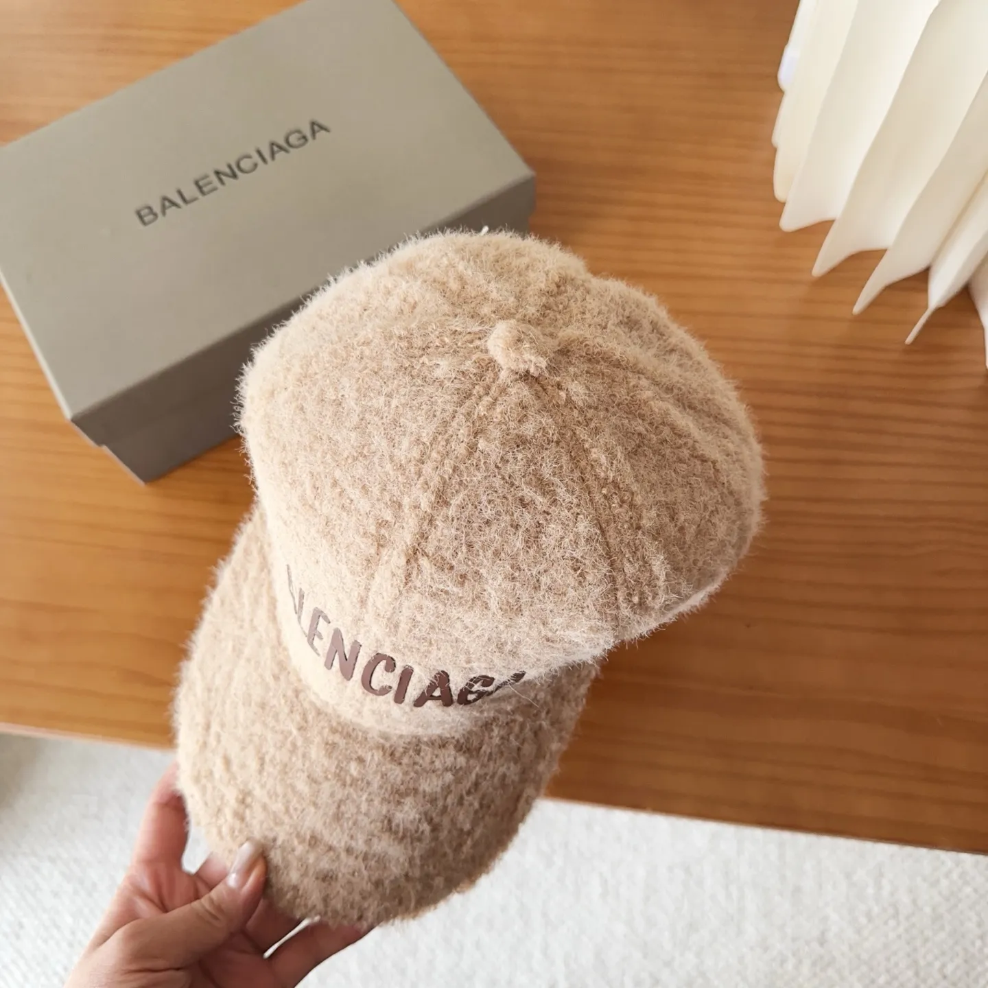 🉐️110 Balenciaga* baseball cap, classic trendy and cool style, so nice👍😍 It’s so good-looking that you don’t need it 😉 Huge-proof ❗️Versatile, ❗️Big enough to show off your face 😉