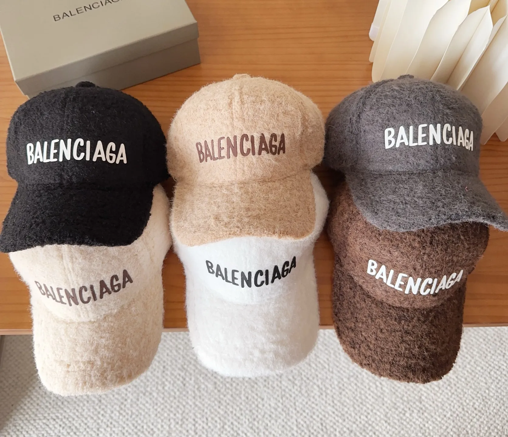 🉐️110 Balenciaga* baseball cap, classic trendy and cool style, so nice👍😍 It’s so good-looking that you don’t need it 😉 Huge-proof ❗️Versatile, ❗️Big enough to show off your face 😉