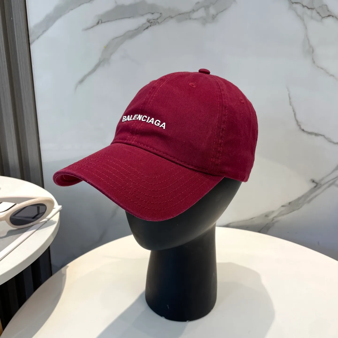 P50 Balenciaga Baseball Cap My family is already very proficient in Balenciaga’s craftsmanship. It’s a must-have. BALENCIAGA Balenciaga’s new washed pure cotton baseball cap. Heavy craftsmanship, double B letter logo, novel and fashionable trendy style. Exclusive physical shot of the same style for men and women. Unisex, adjustable