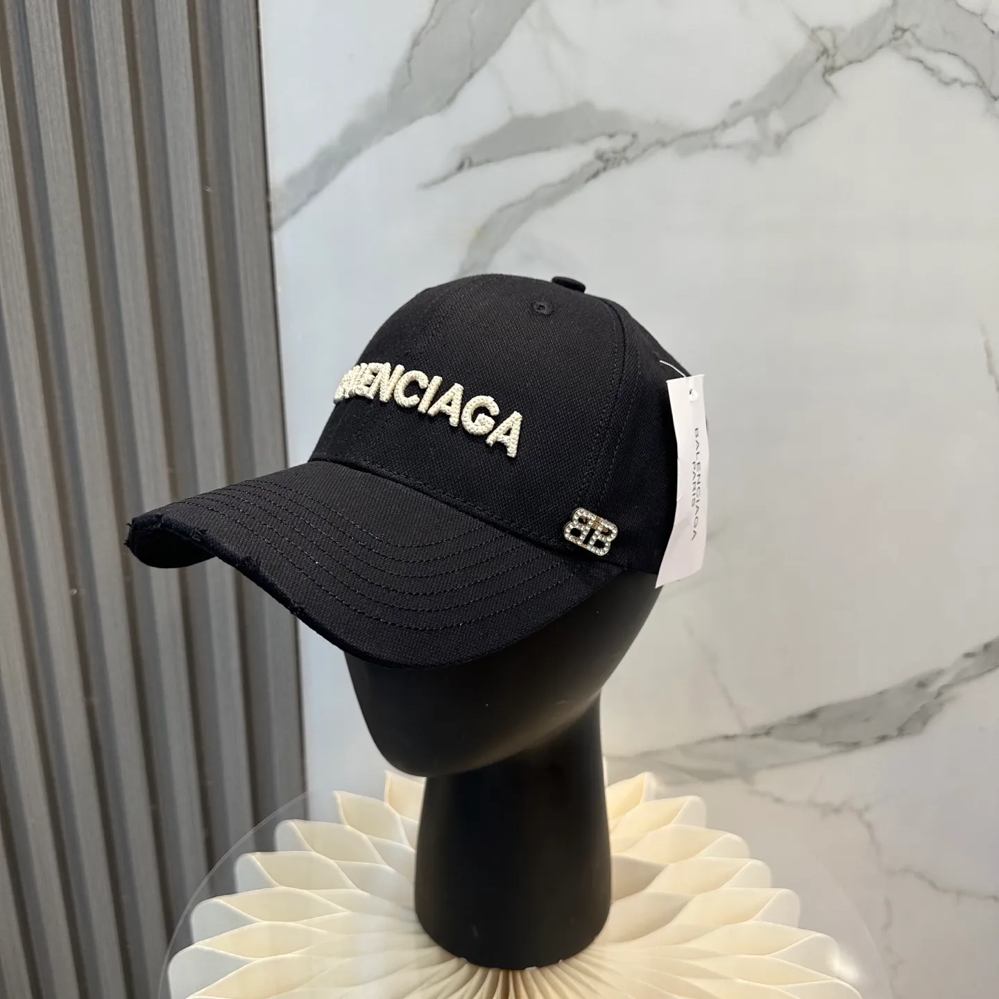 P60 Balencia*a Balenciaga's new baseball cap, ready for delivery in seconds 🧢Simple, fashionable, super invincible and beautiful hat! Couple style! The advantages of the original product compared to other hats,