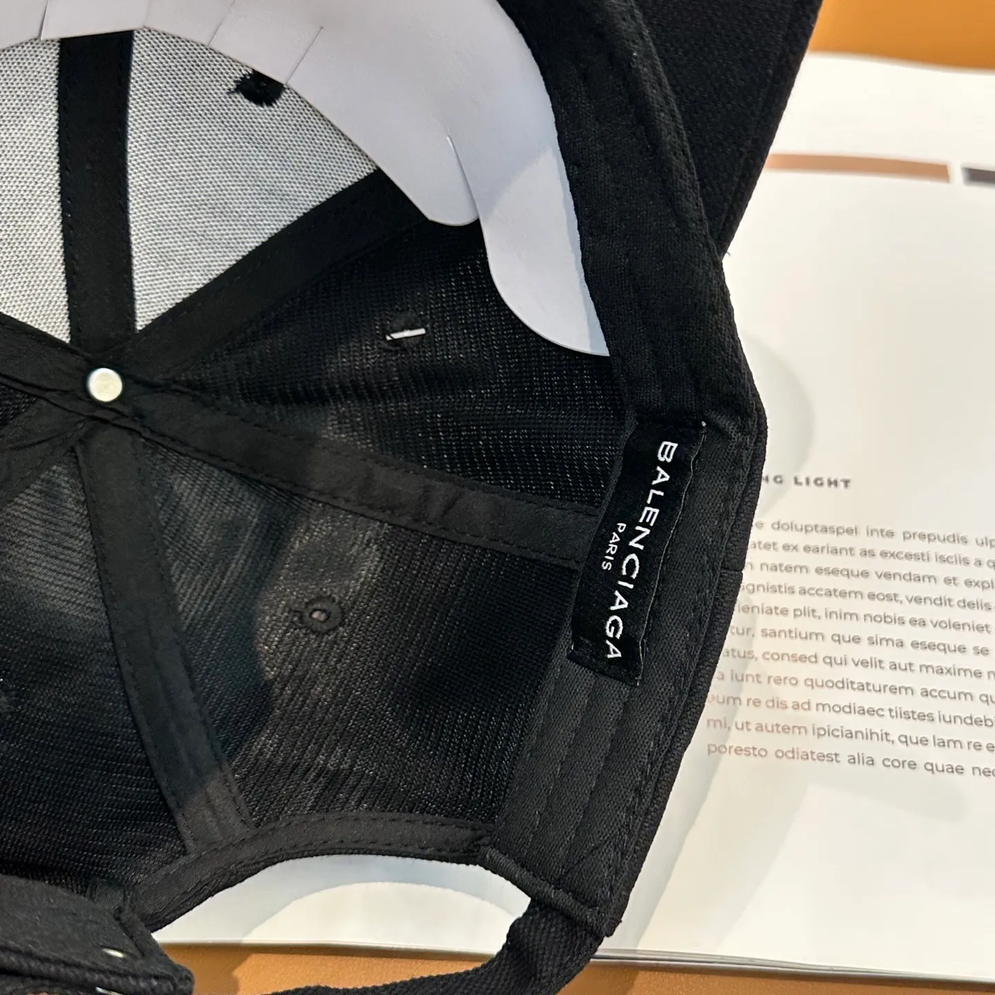 P60 Balencia*a Balenciaga's new baseball cap, ready for delivery in seconds 🧢Simple, fashionable, super invincible and beautiful hat! Couple style! The advantages of the original product compared to other hats,