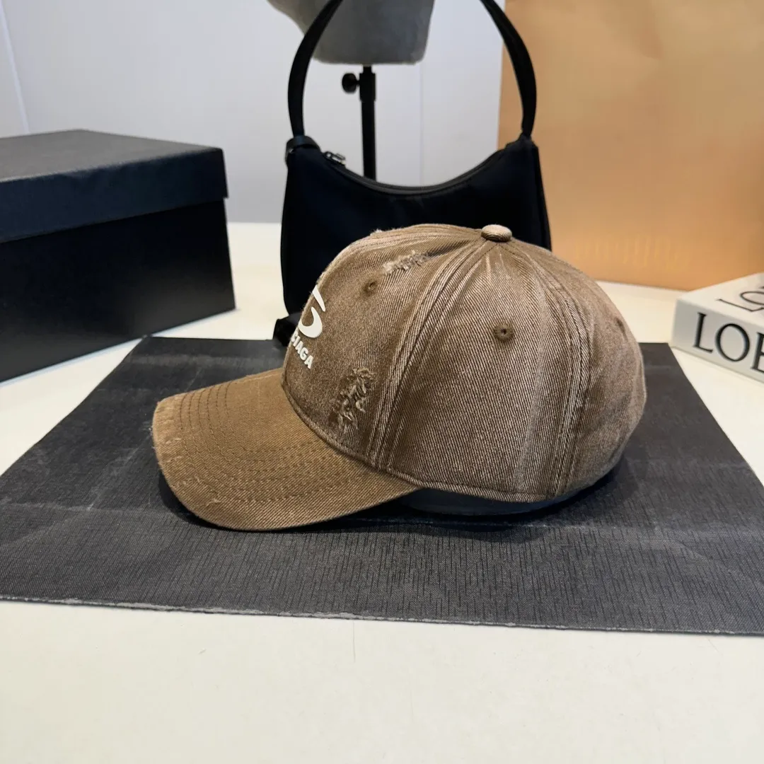 P56 New Balencia*a Balenciaga new baseball cap, ready for delivery in seconds🧢Simple, fashionable, super invincible and beautiful hat! Couple style!