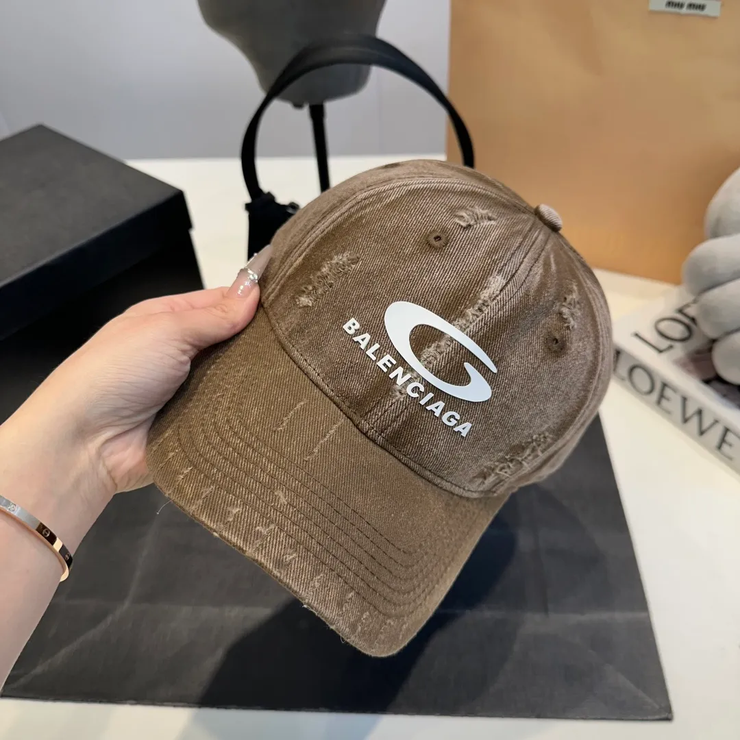 P56 New Balencia*a Balenciaga new baseball cap, ready for delivery in seconds🧢Simple, fashionable, super invincible and beautiful hat! Couple style!